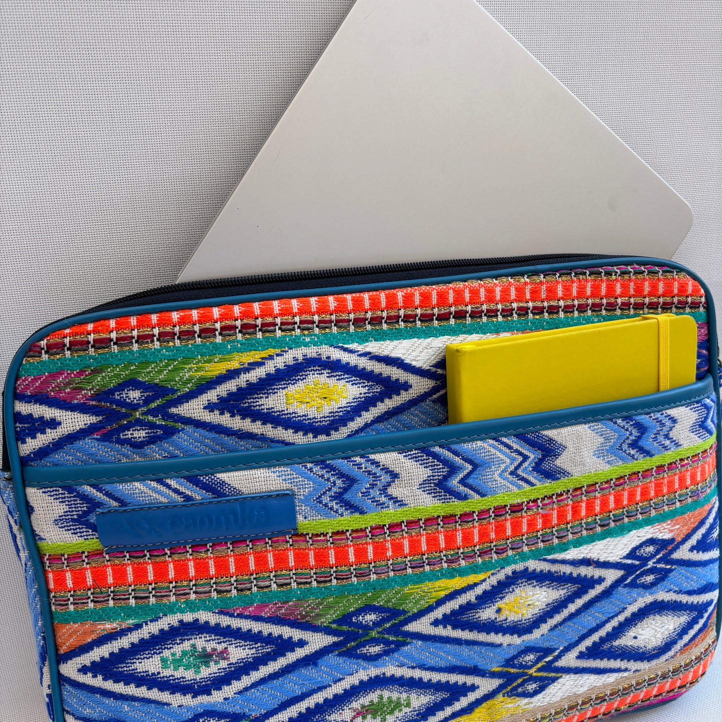 Funda Portátil "“Blue Tribe"  · Pieza Única Núm. 18486