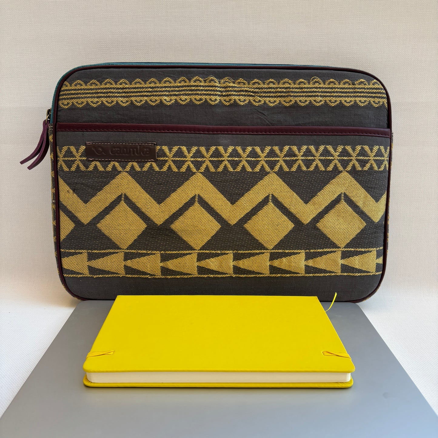 Funda Portátil "Golden Tribe"  · Pieza Única Núm. 18488