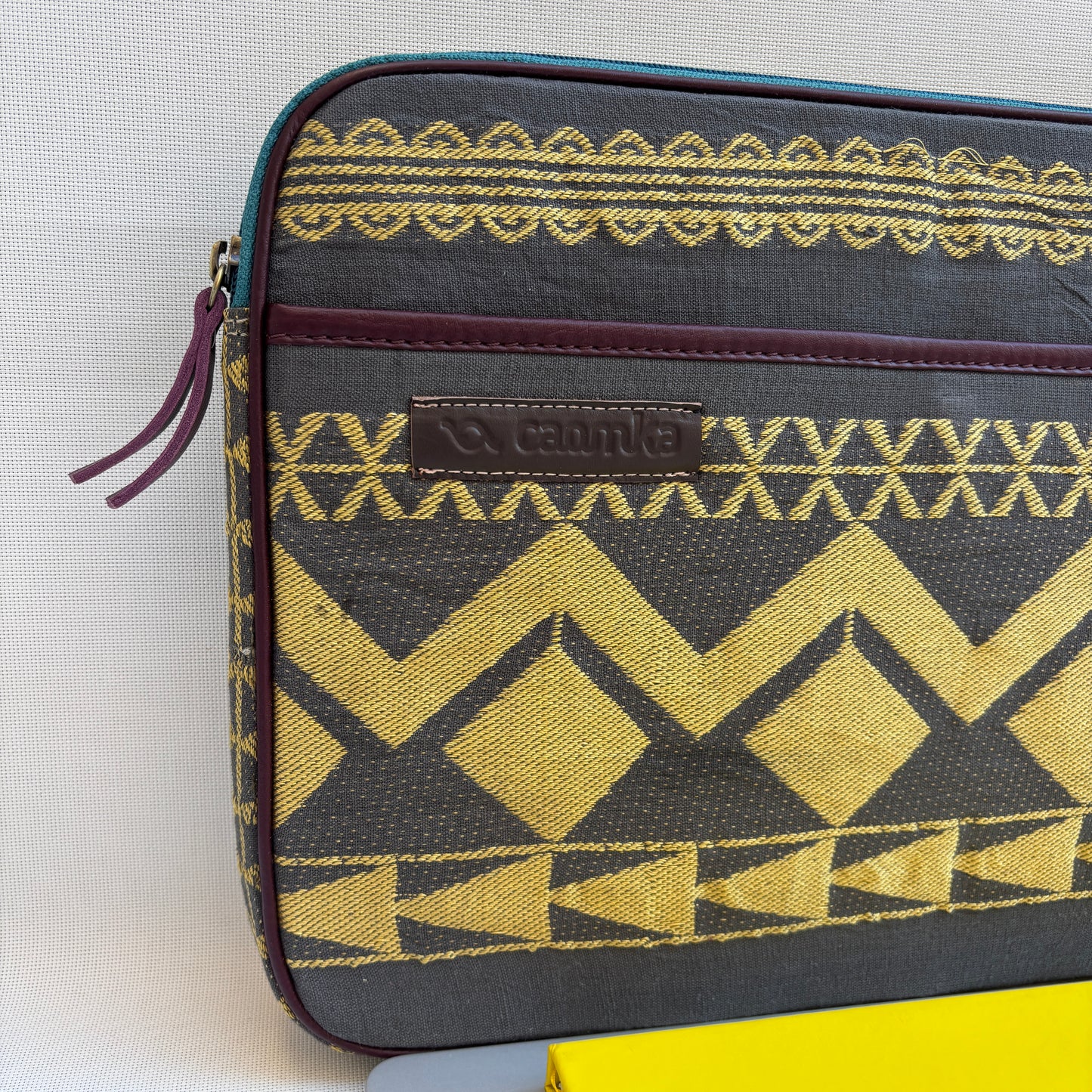 Funda Portátil "Golden Tribe"  · Pieza Única Núm. 18488