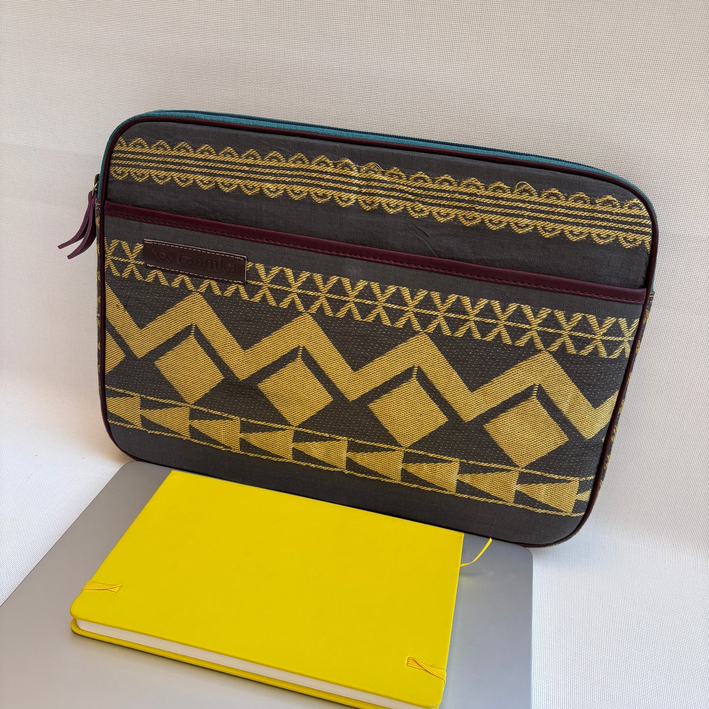 Funda Portátil "Golden Tribe"  · Pieza Única Núm. 18488