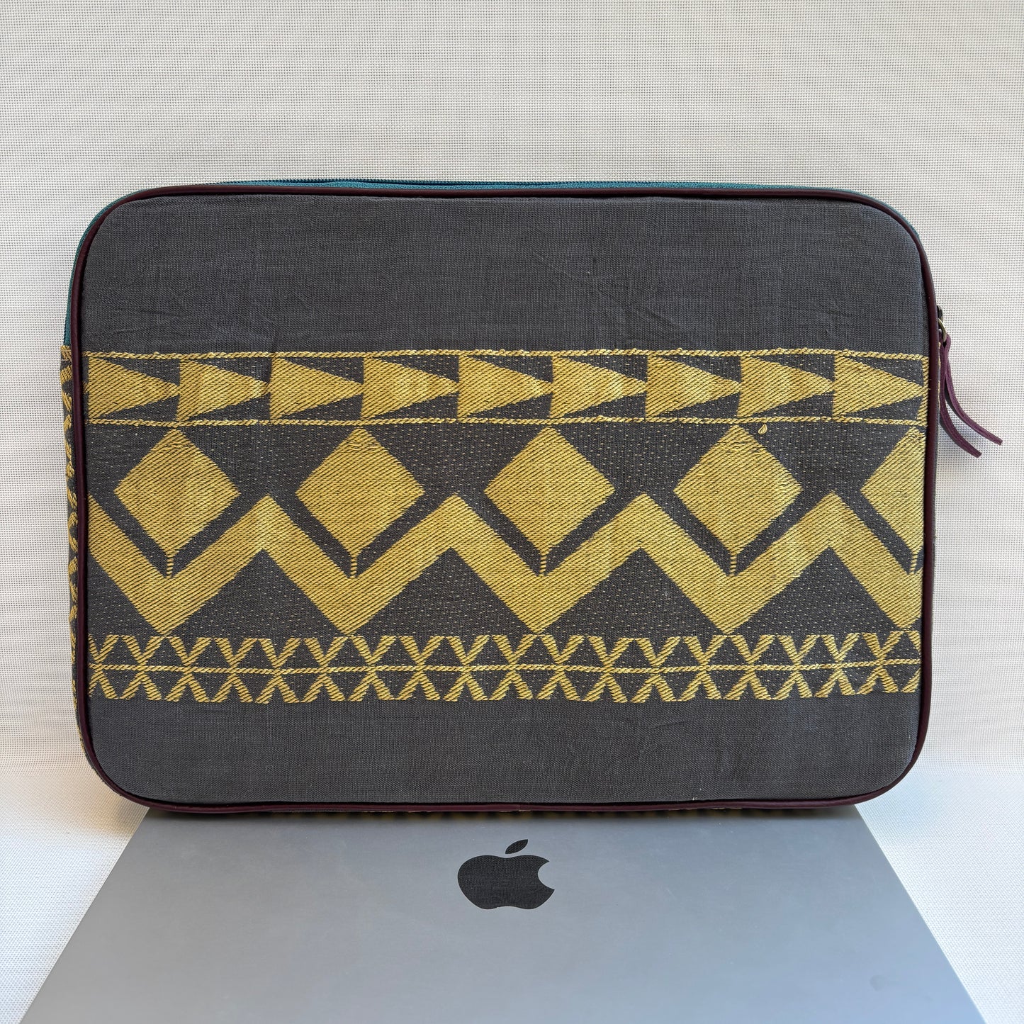 Funda Portátil "Golden Tribe"  · Pieza Única Núm. 18488