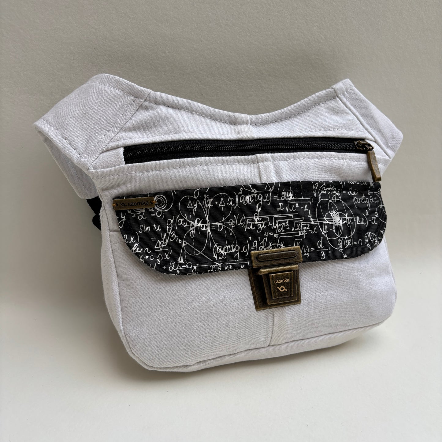 Riñonera Special ♻️White Jeans Recycled ♻️ + Bolsillo trasero con cremallera · Pieza Única Núm. 19347