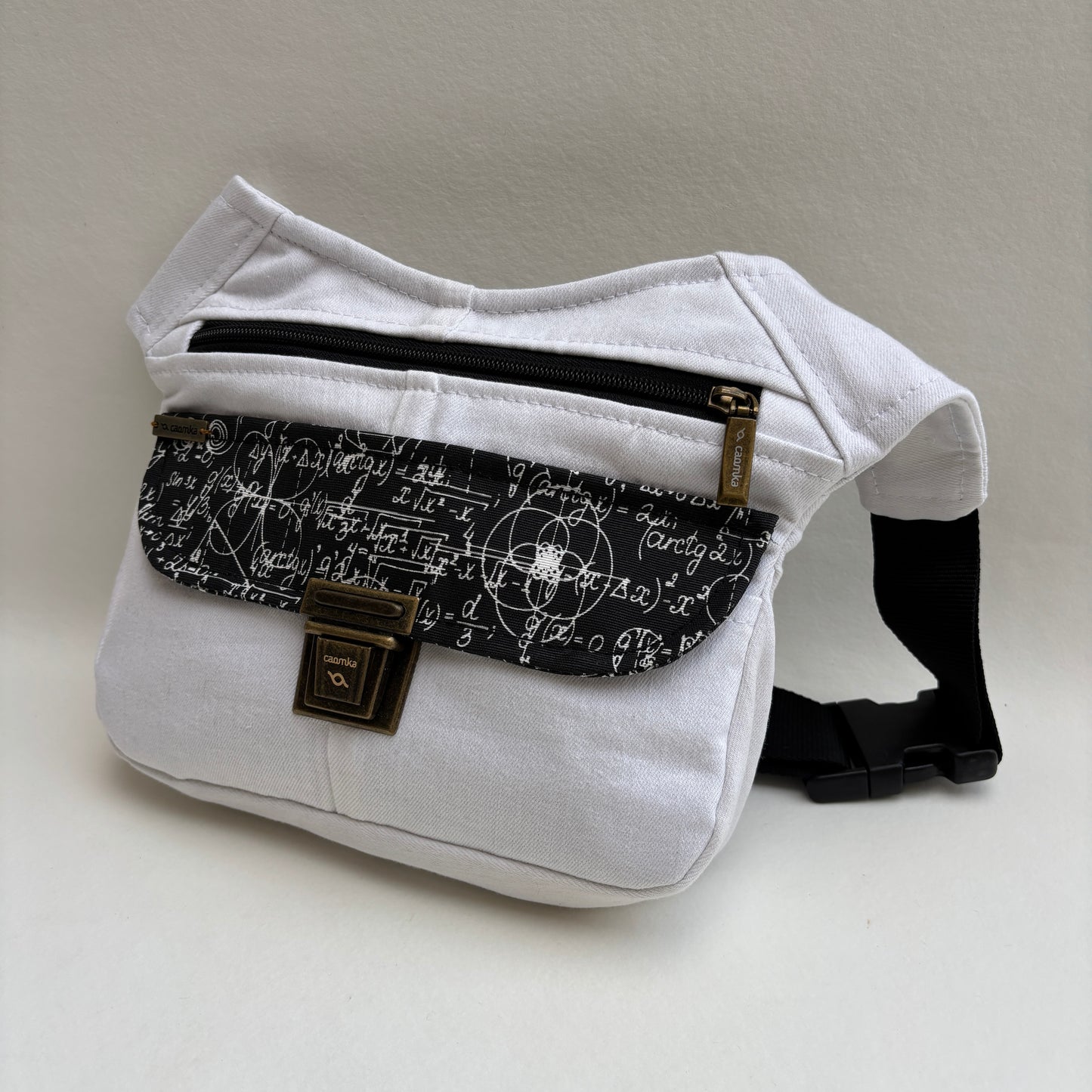 Riñonera Special ♻️White Jeans Recycled ♻️ + Bolsillo trasero con cremallera · Pieza Única Núm. 19347
