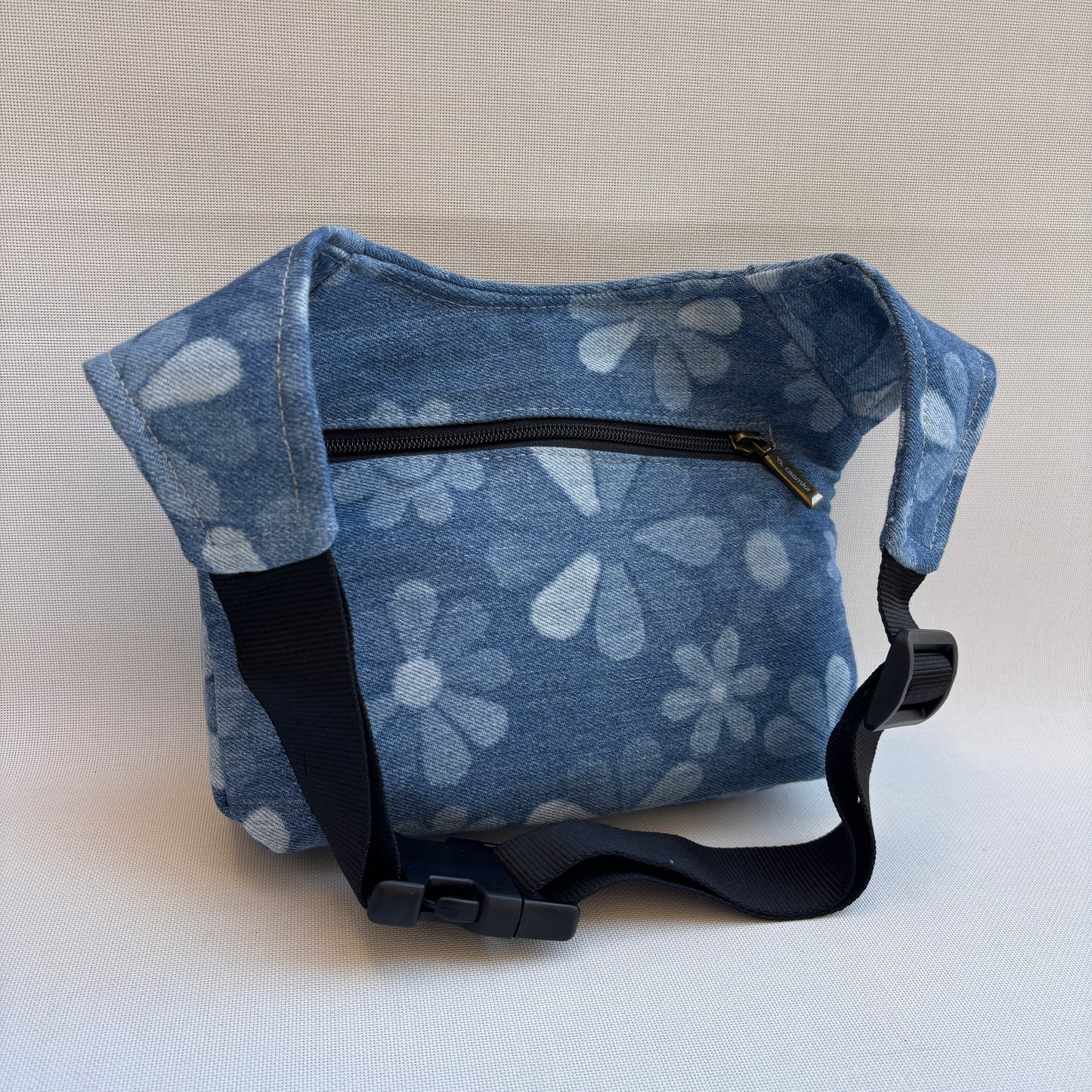 Riñonera "Special ♻️ Jeans Recycled ♻️ " + Bolsillo trasero con cremallera · Pieza Única Núm. 18492