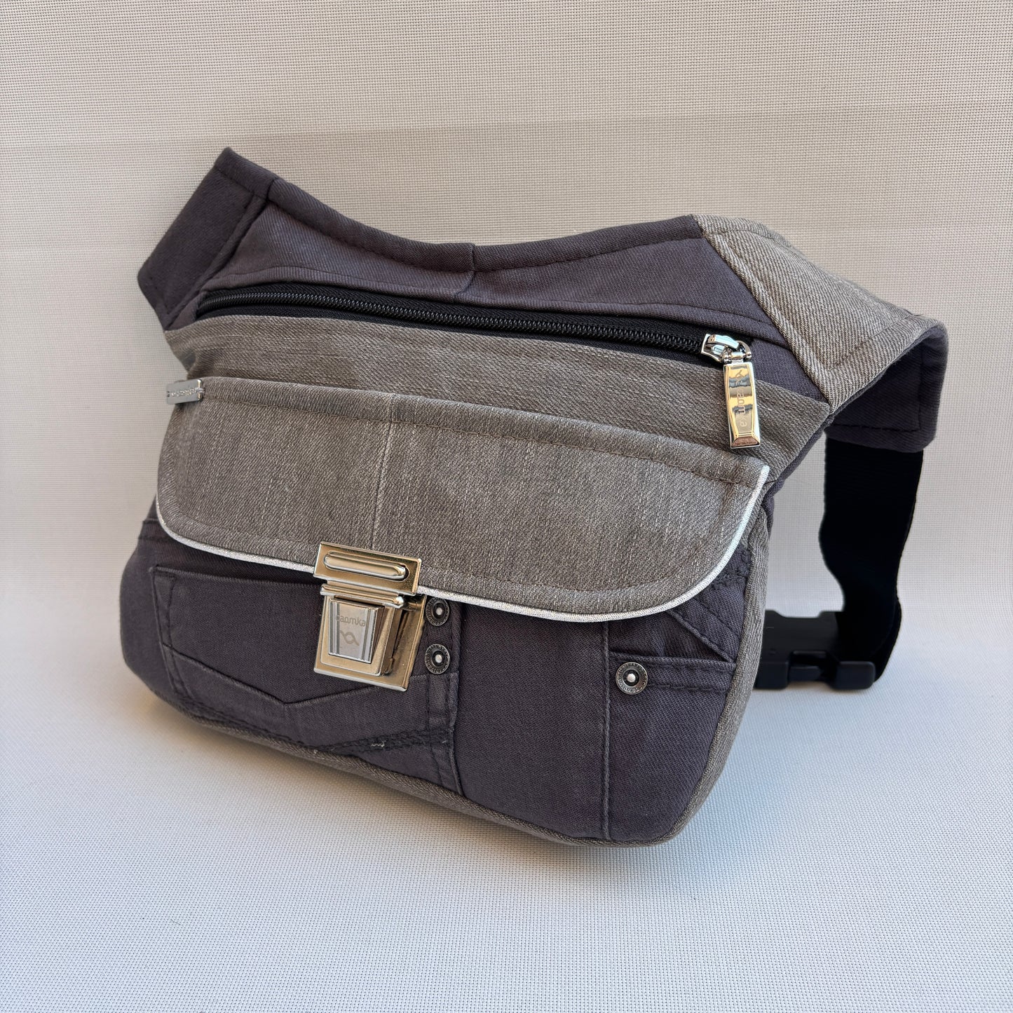 Riñonera "Special ♻️ Jeans Recycled ♻️ " + Bolsillo trasero con cremallera · Pieza Única Núm. 18491