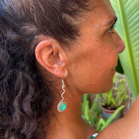 Pendientes "Onda Sol Esmeralda" – Vidrio fundido y brass bañado en Plata.