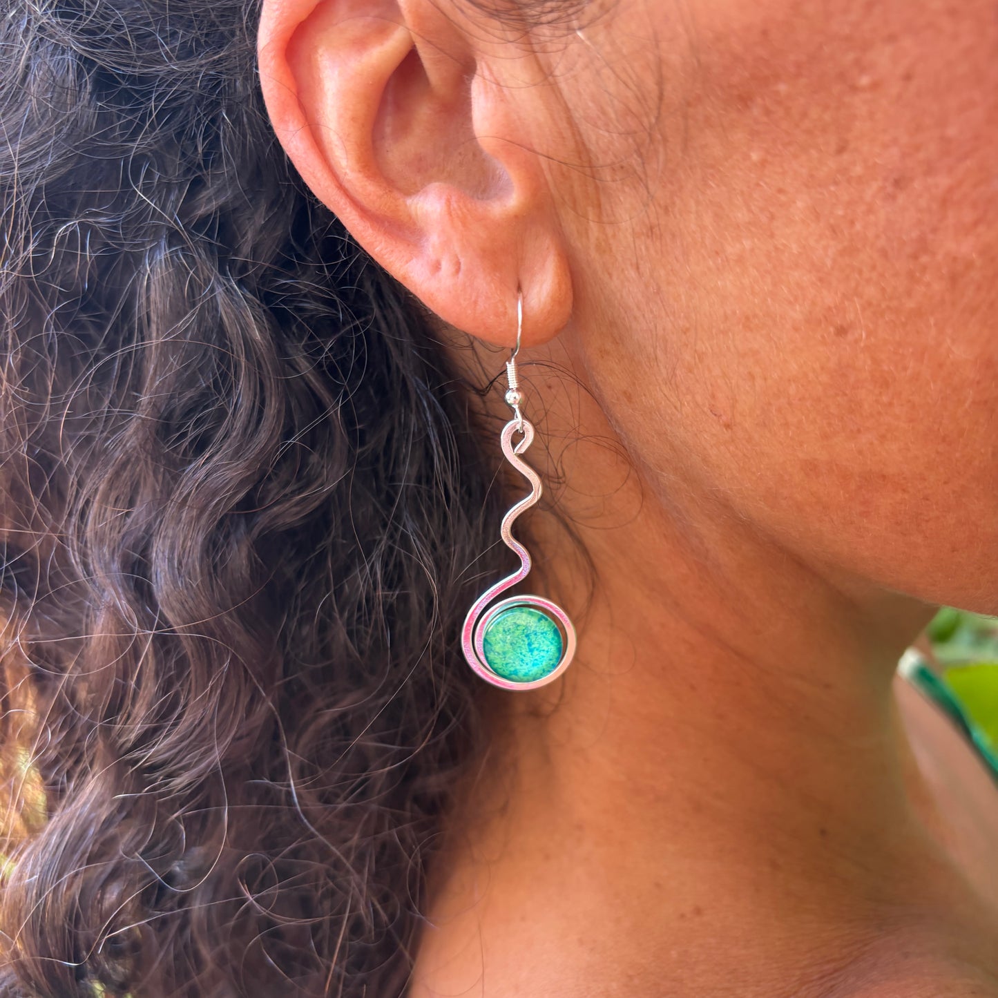 Pendientes "Onda Sol Esmeralda" – Vidrio fundido y brass bañado en Plata.