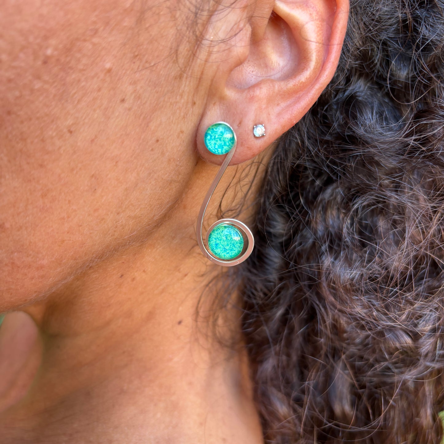 Pendientes "Doble Sol Esmeralda" – Vidrio fundido y brass bañado en Plata.