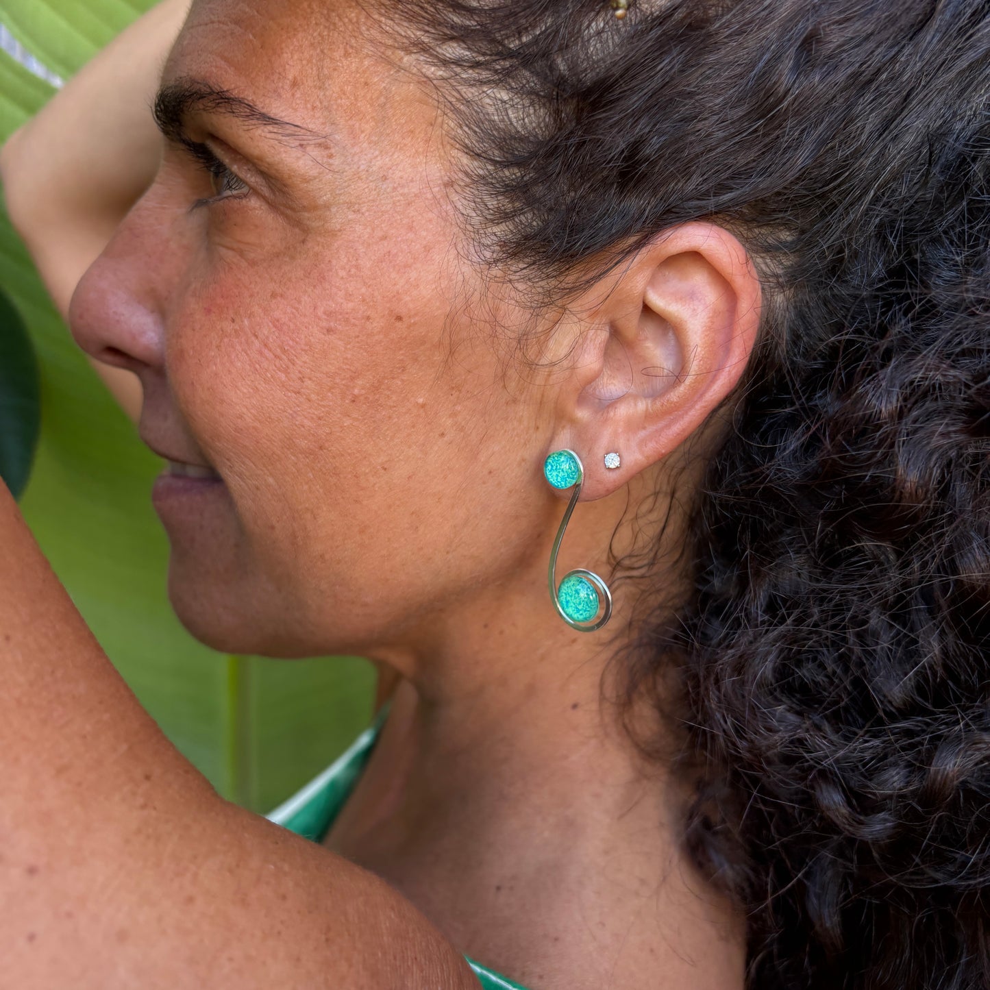 Pendientes "Doble Sol Esmeralda" – Vidrio fundido y brass bañado en Plata.