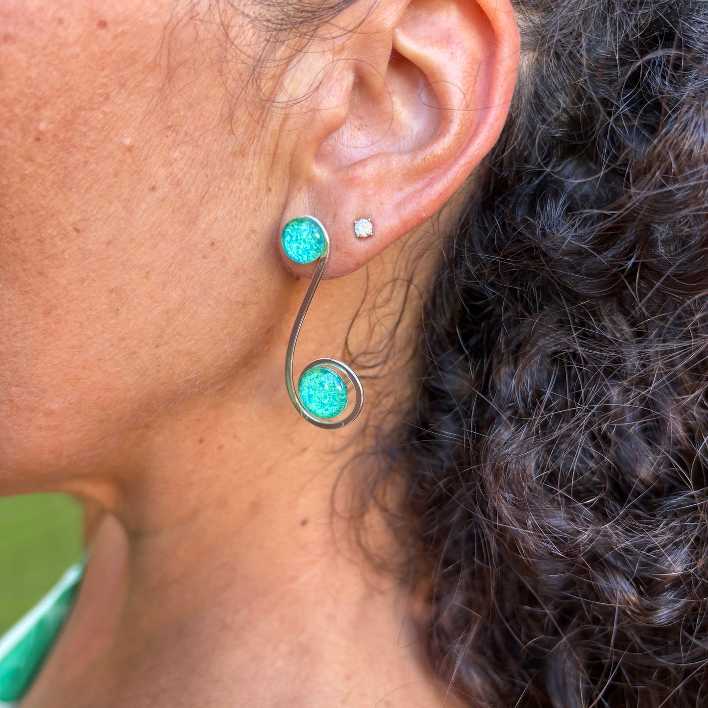 Pendientes "Doble Sol Esmeralda" – Vidrio fundido y brass bañado en Plata.