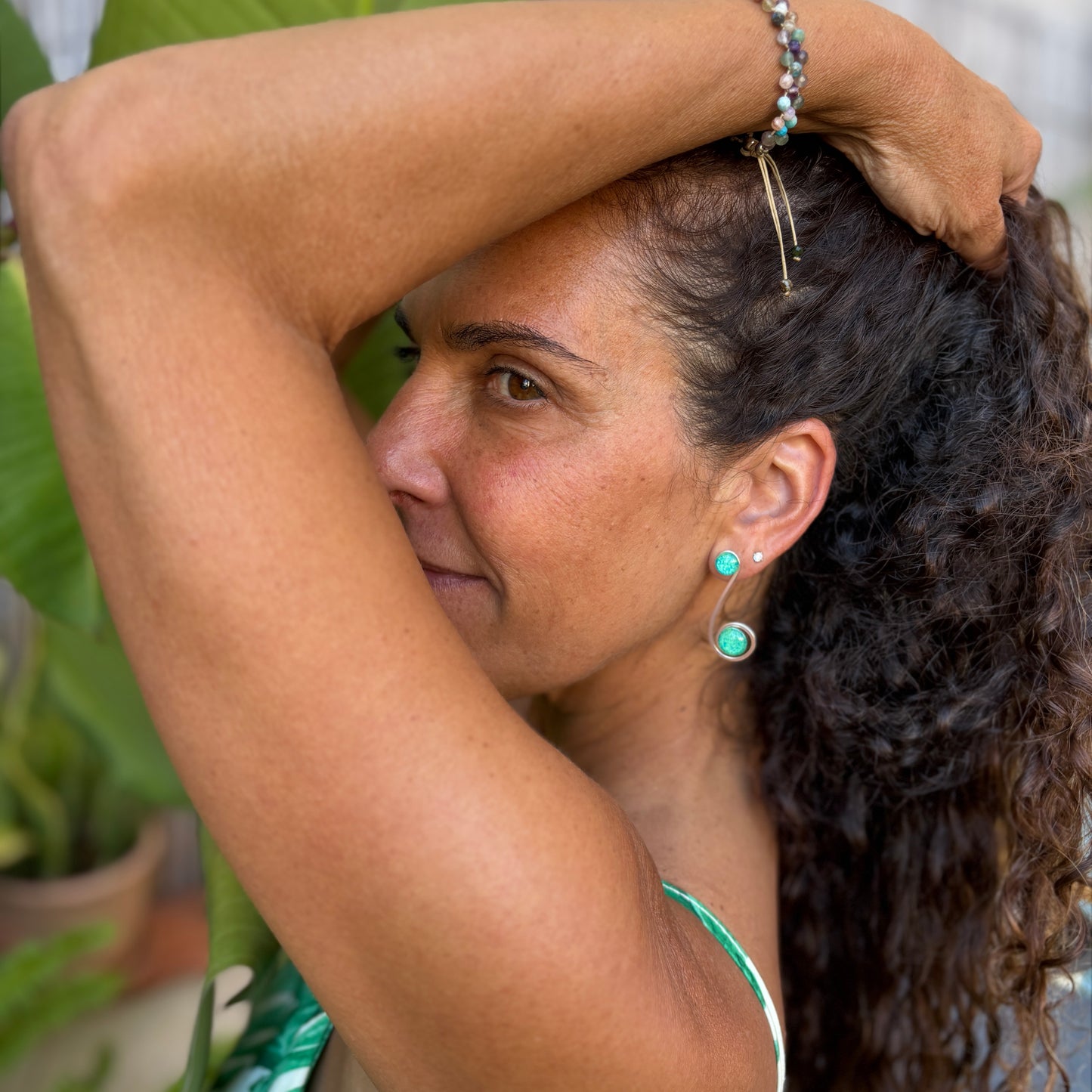 Pendientes "Doble Sol Esmeralda" – Vidrio fundido y brass bañado en Plata.