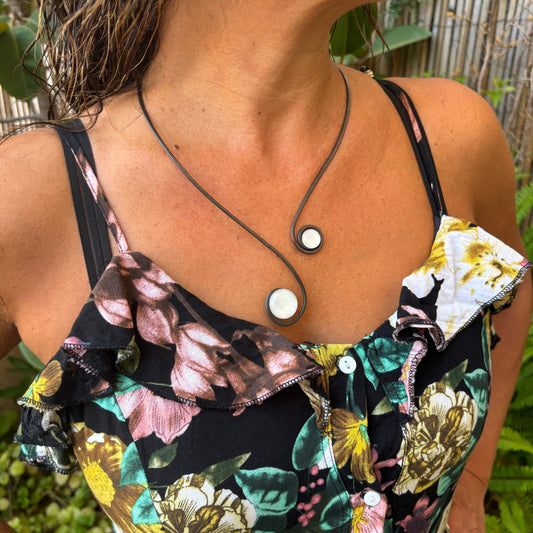 🎁 Collar "Doble Sol Blanco éter" – Vidrio fundido y hierro forjado. (100% off)