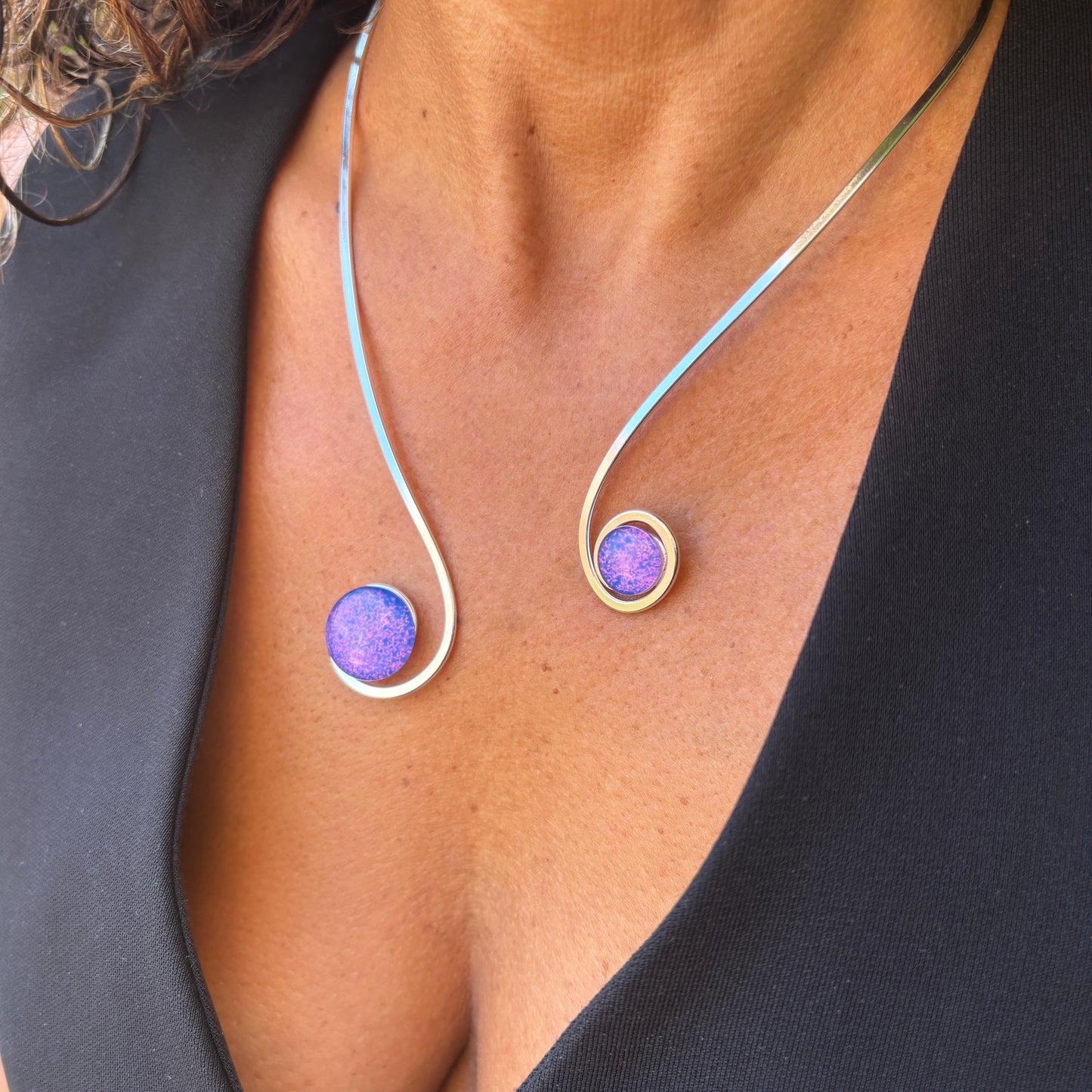 Collar Plata "Doble Sol Violeta" – Vidrio fundido y latón bañado en plata.