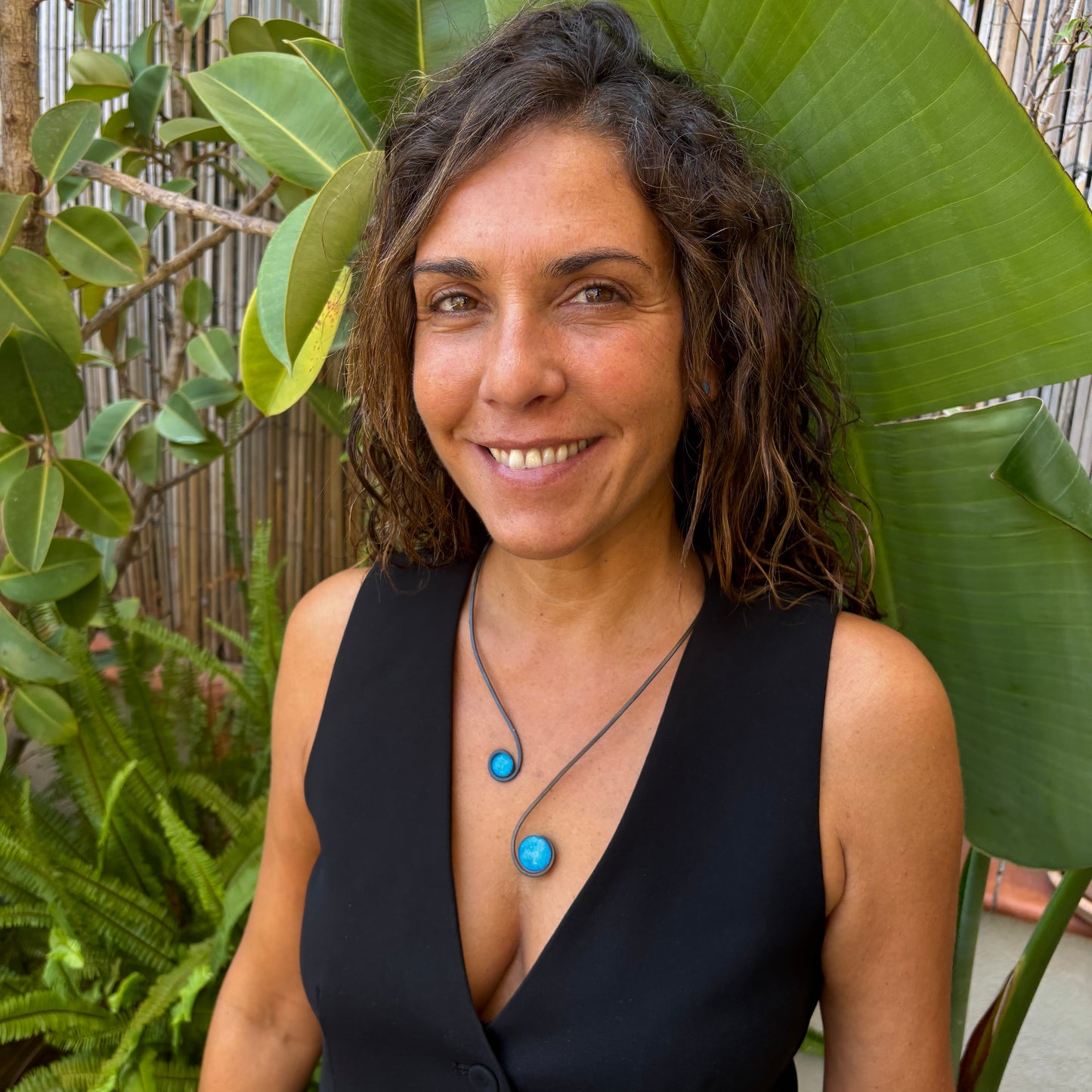 Collar "Doble Sol Azul" – Vidrio fundido y hierro forjado.