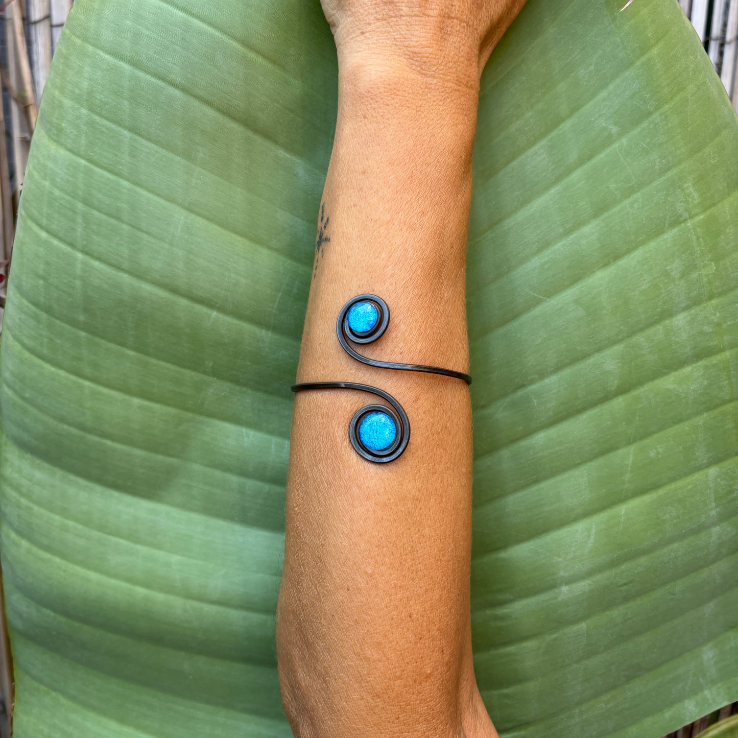 Brazalete Doble Sol Azul Mediterráneo – Vidrio fundido y hierro forjado