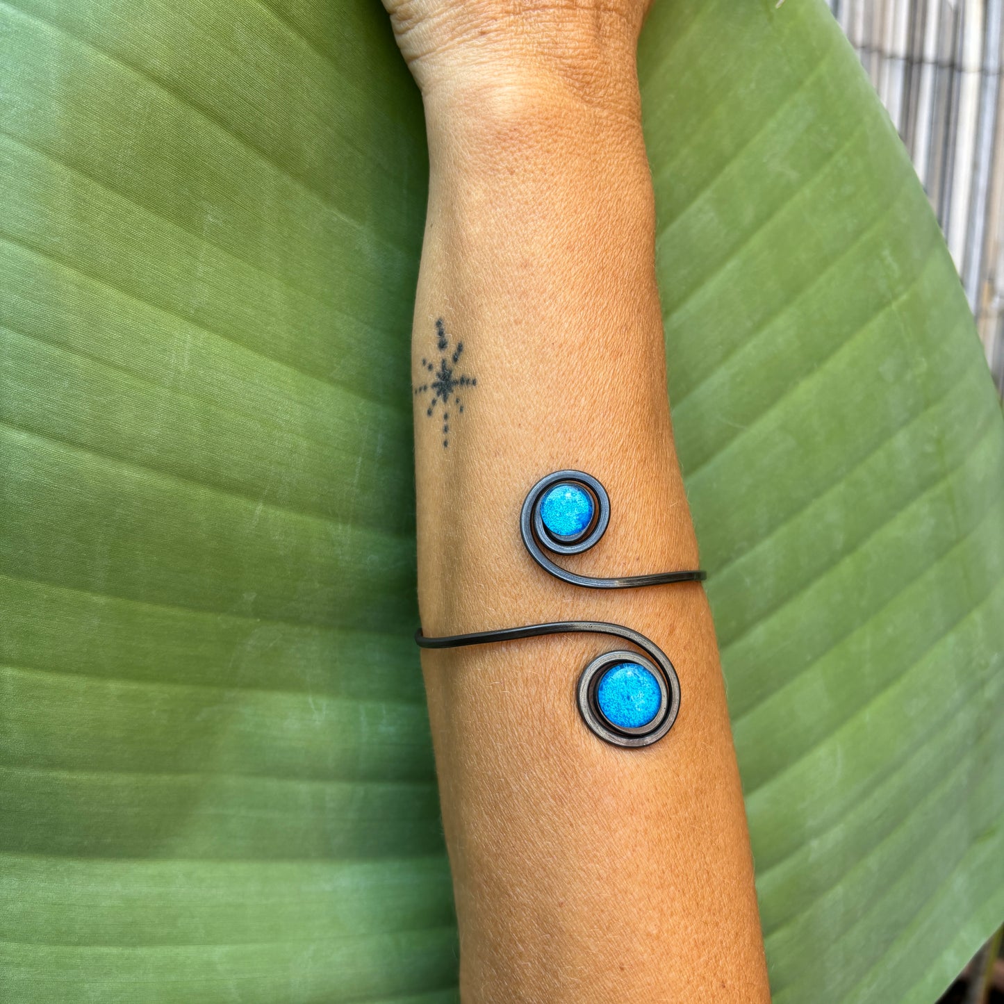 Brazalete Doble Sol Azul Mediterráneo – Vidrio fundido y hierro forjado