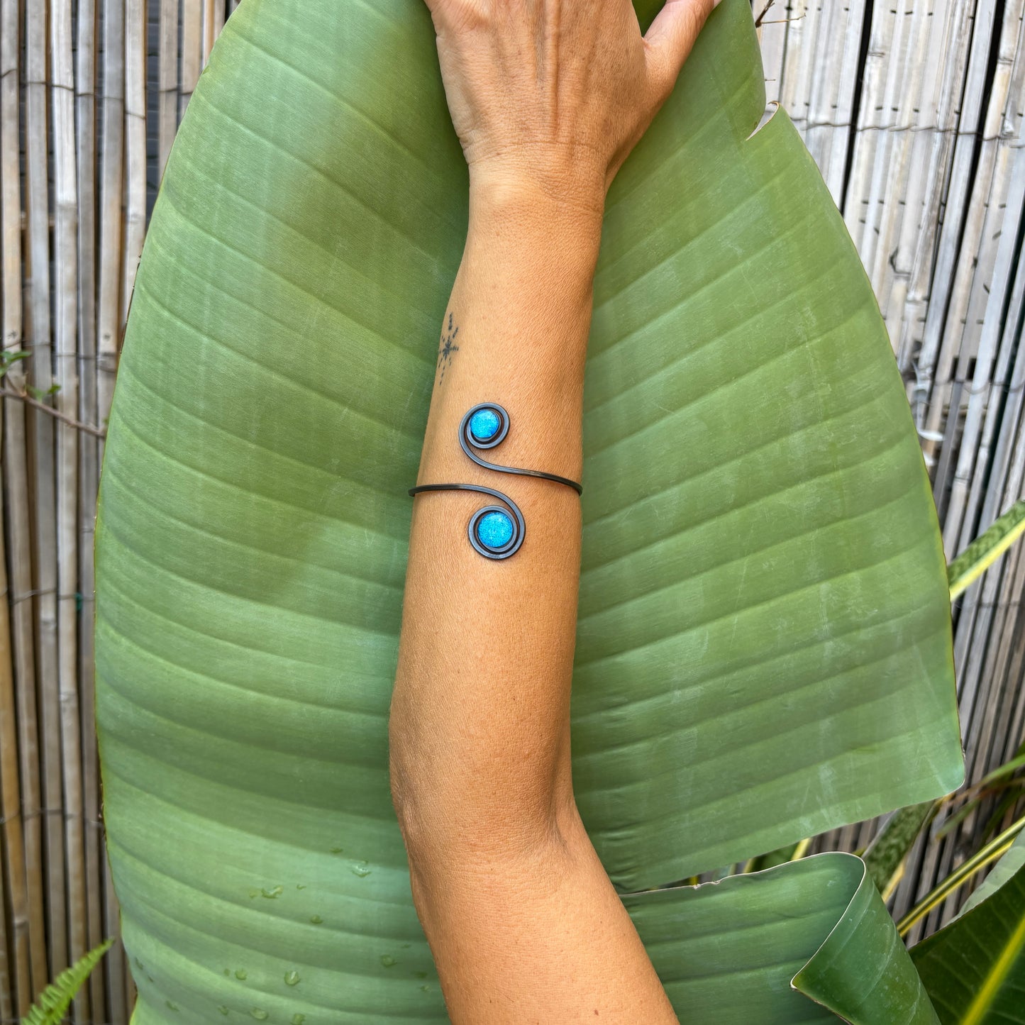 Brazalete Doble Sol Azul Mediterráneo – Vidrio fundido y hierro forjado