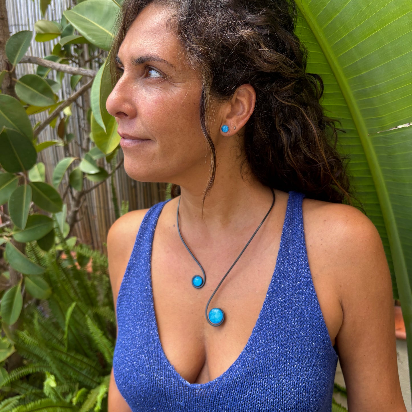 Collar "Doble Sol Azul" – Vidrio fundido y hierro forjado.