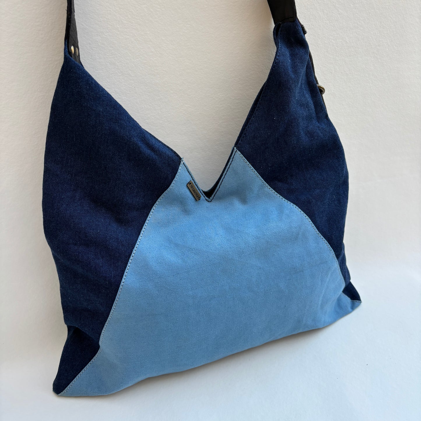 Bolso Violeta “Denim Blue Sky" · Pieza Única Núm. 19409 (primeras piezas) en evolución.