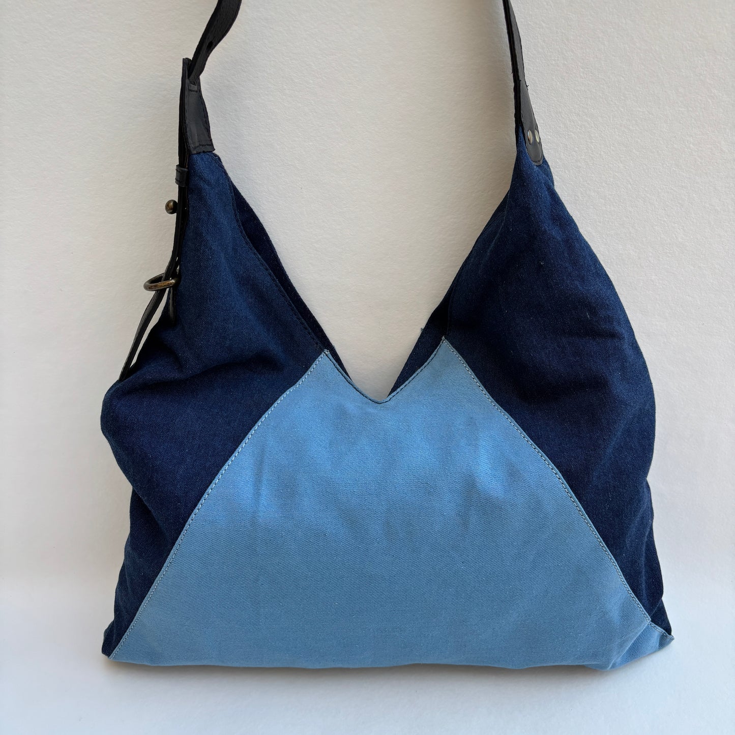 Bolso Violeta “Denim Blue Sky" · Pieza Única Núm. 19409 (primeras piezas) en evolución.