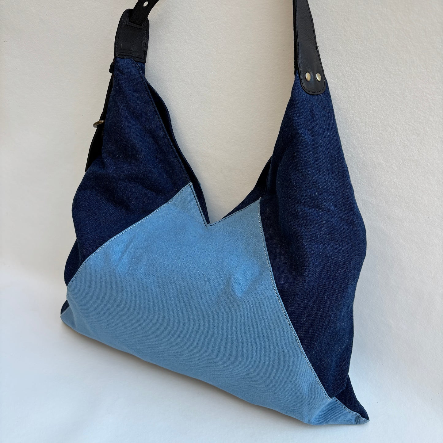 Bolso Violeta “Denim Blue Sky" · Pieza Única Núm. 19409 (primeras piezas) en evolución.