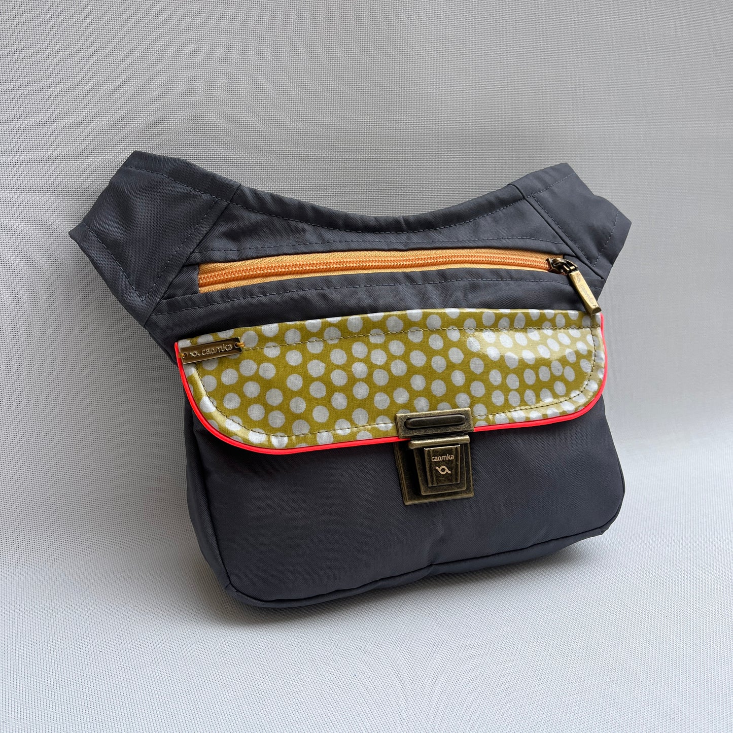 Special Gray & Dots (Impermeable) + Bolsillo trasero · Pieza Única Núm. 15358