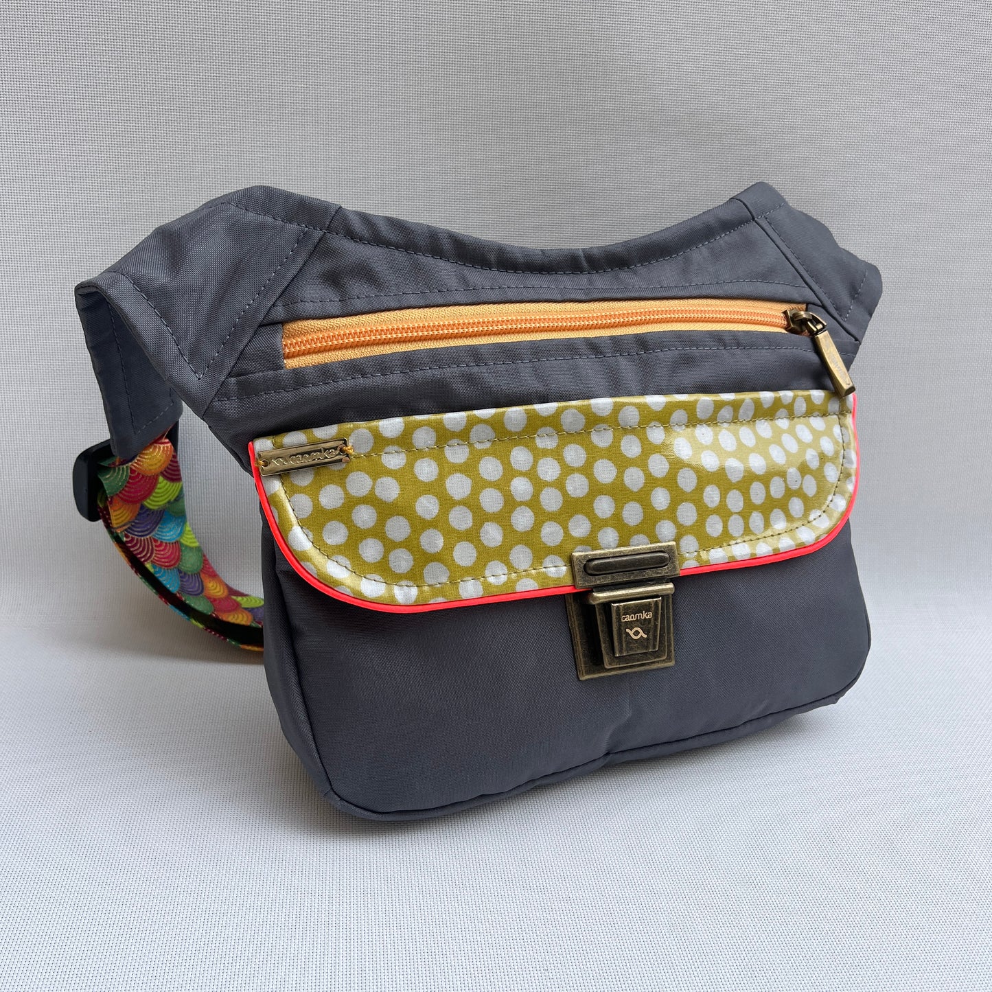 Special Gray & Dots (Impermeable) + Bolsillo trasero · Pieza Única Núm. 15358