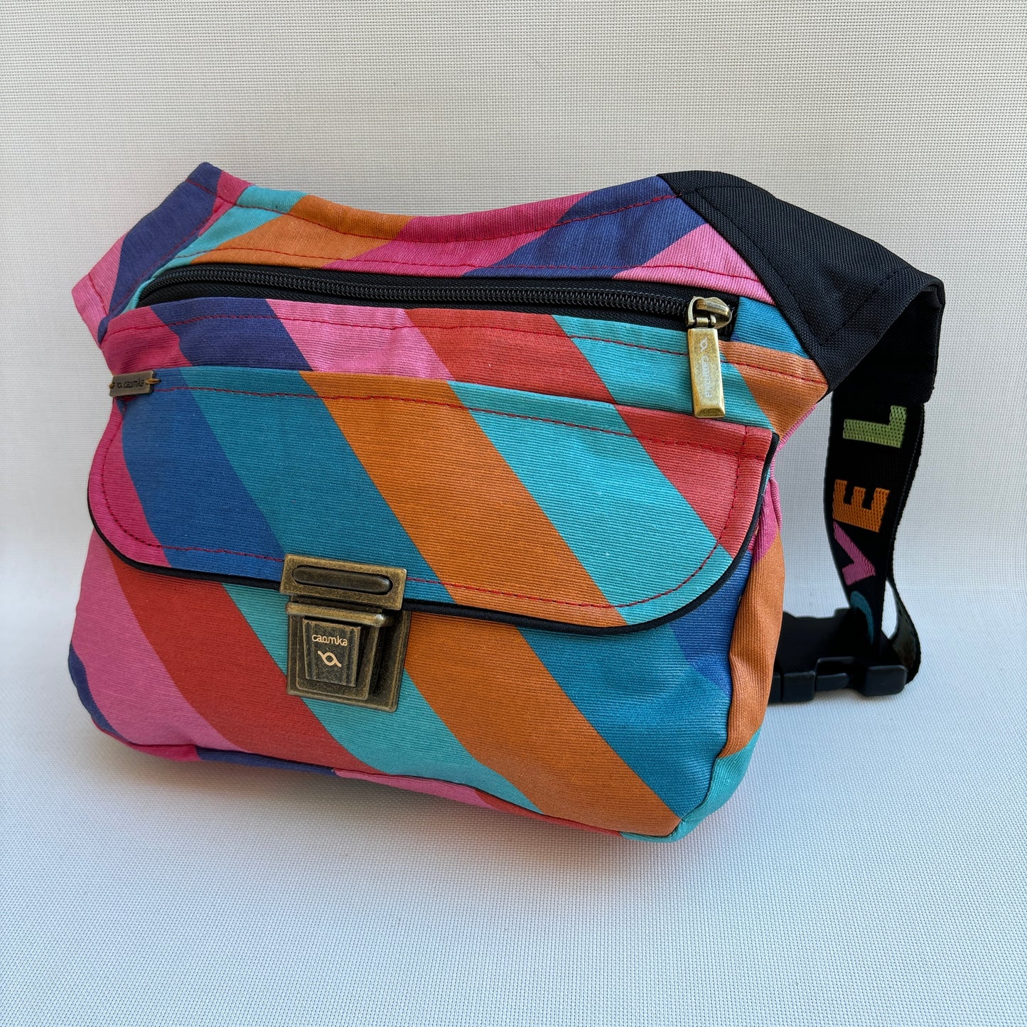 Special Rainbow Love + Bolsillo trasero · Impermeable · Pieza Única Núm. 16309