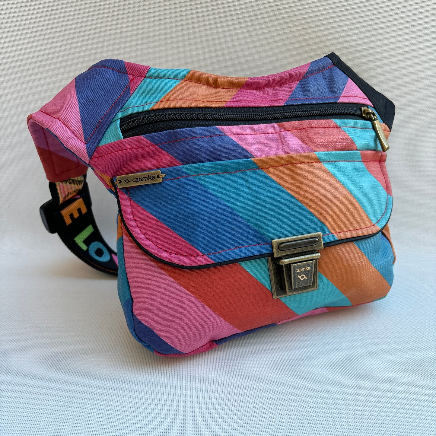 Special Rainbow Love + Bolsillo trasero · Impermeable · Pieza Única Núm. 16309