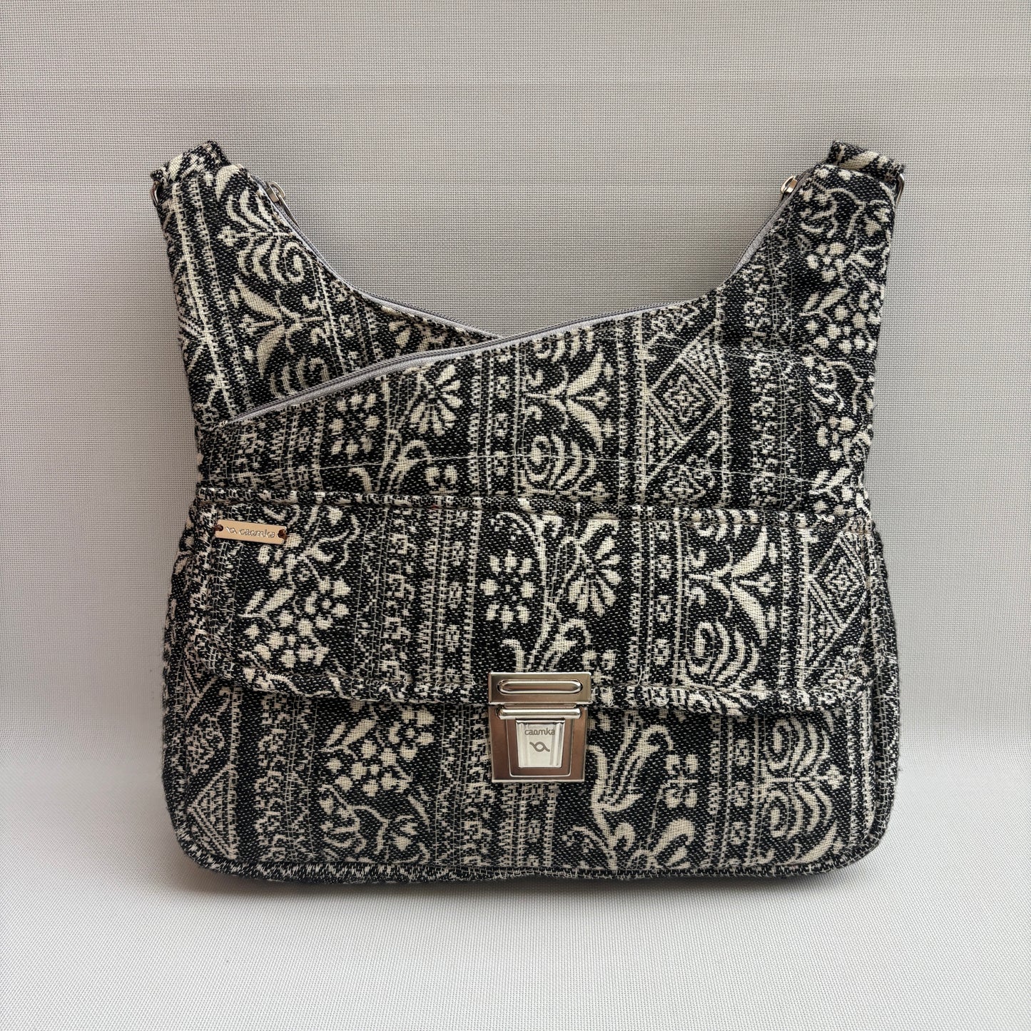 Bolso Bandolera Súper Caomka "Black & Ivory Heritage" · Pieza Única Núm. 18504