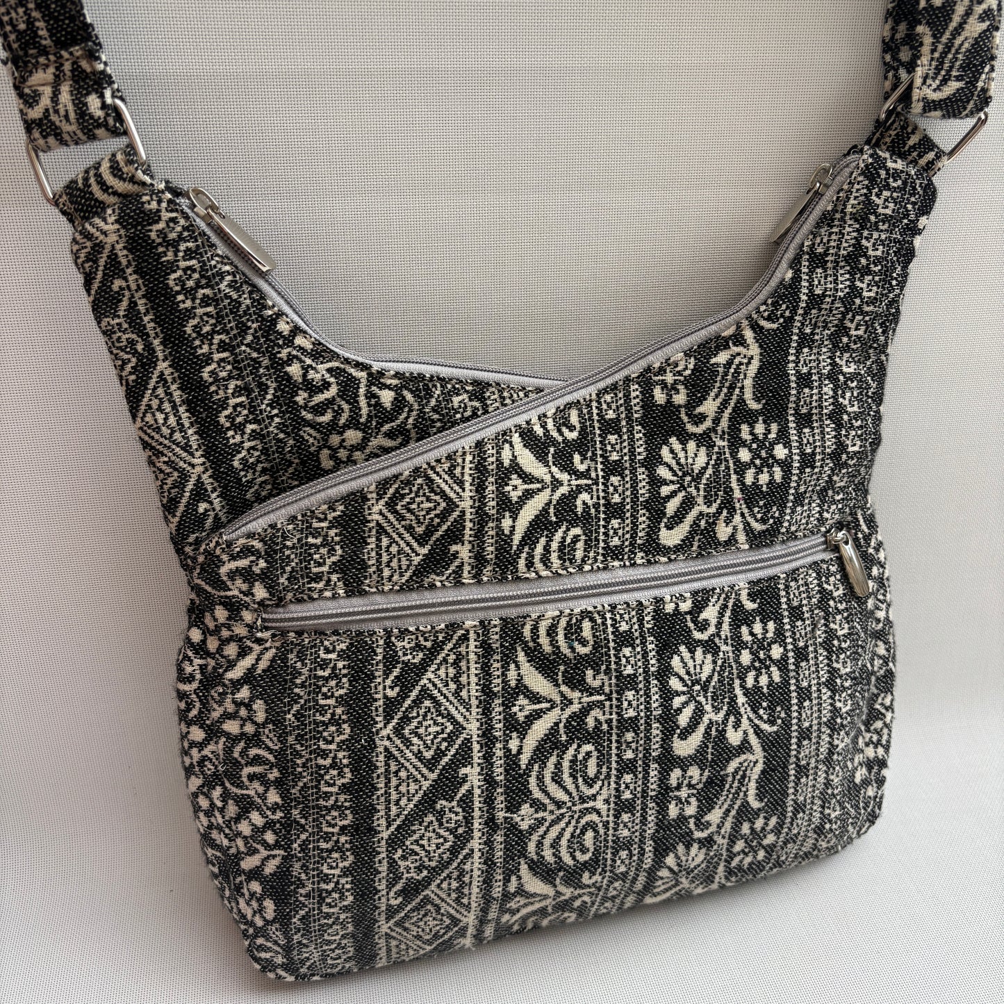 Bolso Bandolera Súper Caomka "Black & Ivory Heritage" · Pieza Única Núm. 18504