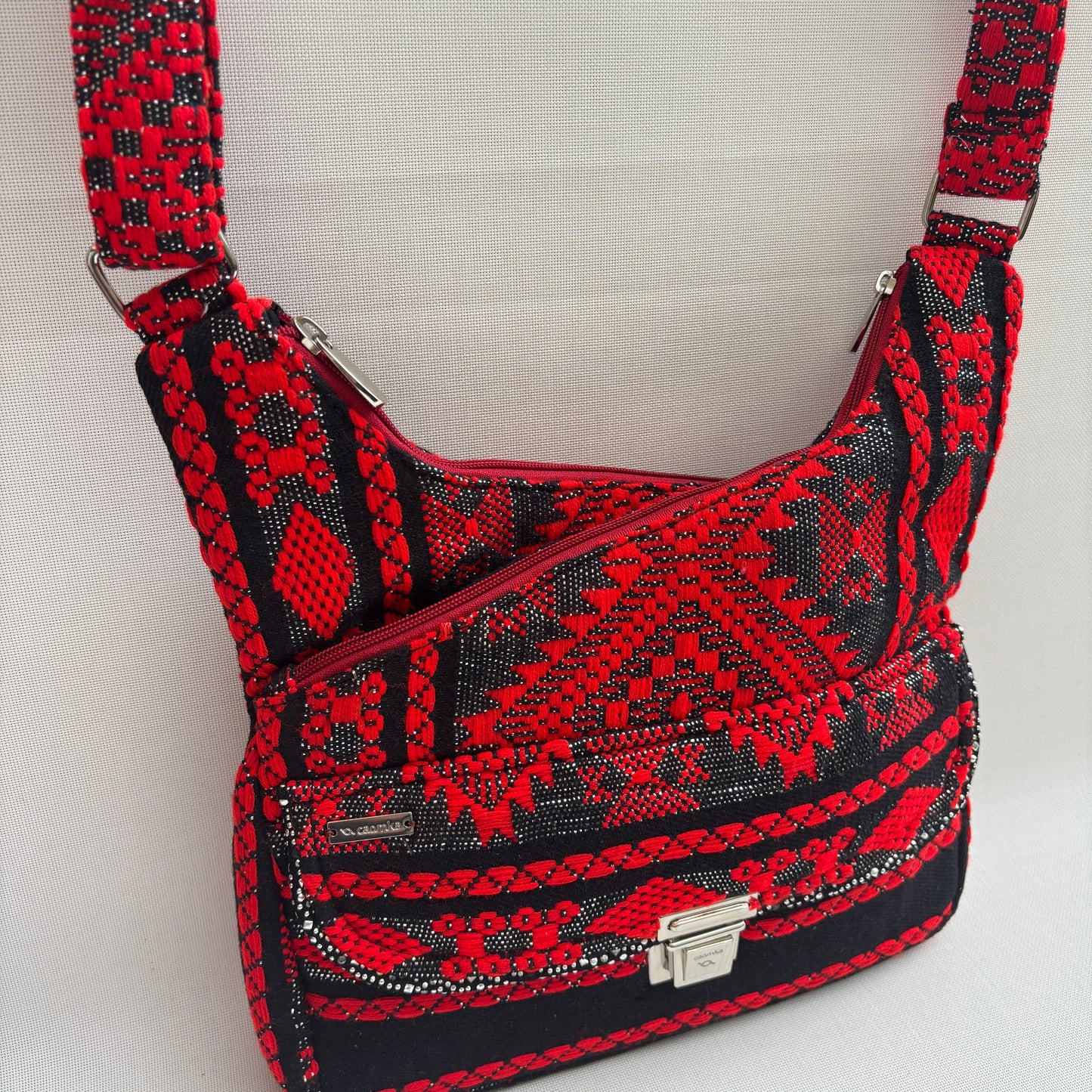 Bolso Bandolera Súper Caomka "Red Tribal Impact" · Pieza Única Núm. 18503