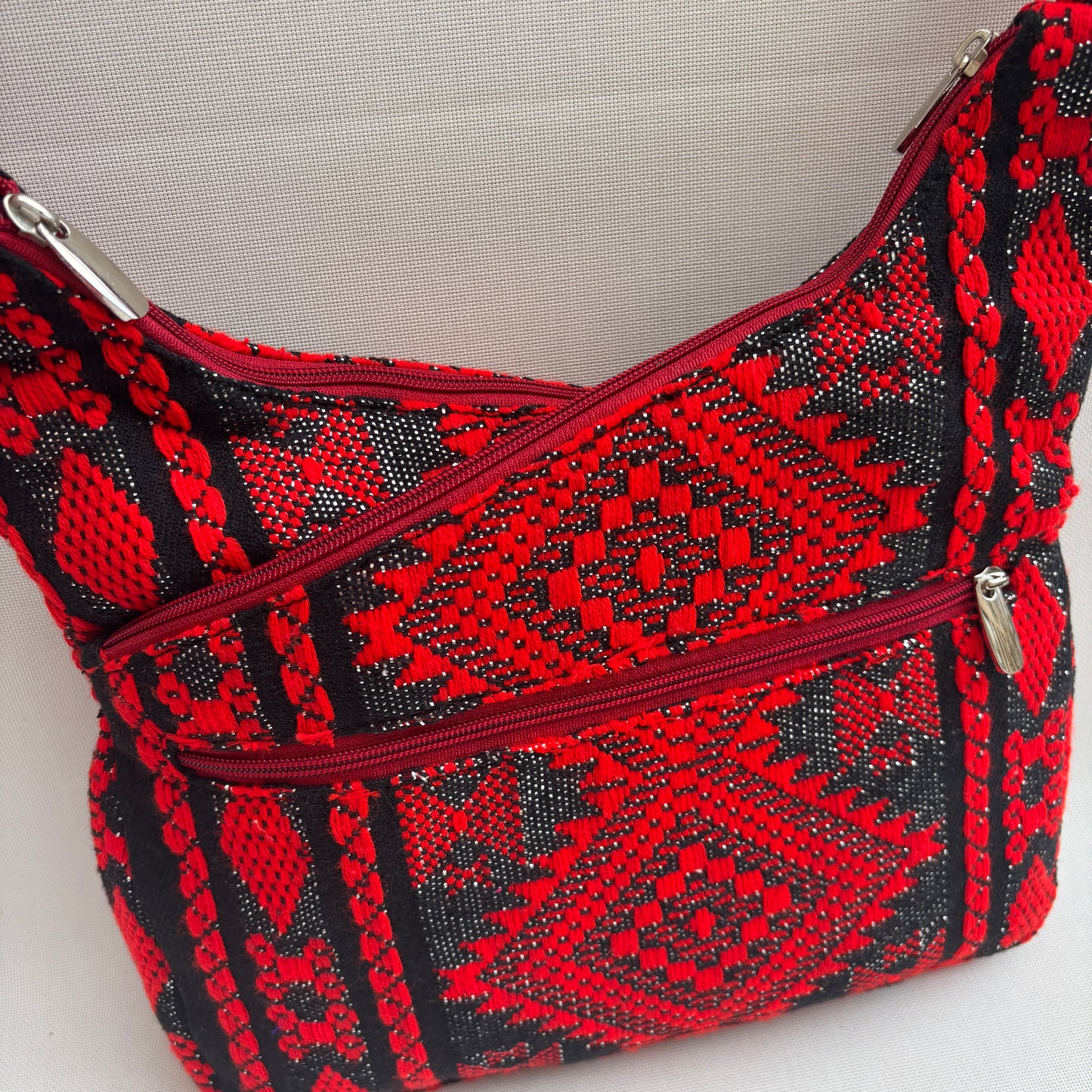 Bolso Bandolera Súper Caomka "Red Tribal Impact" · Pieza Única Núm. 18503