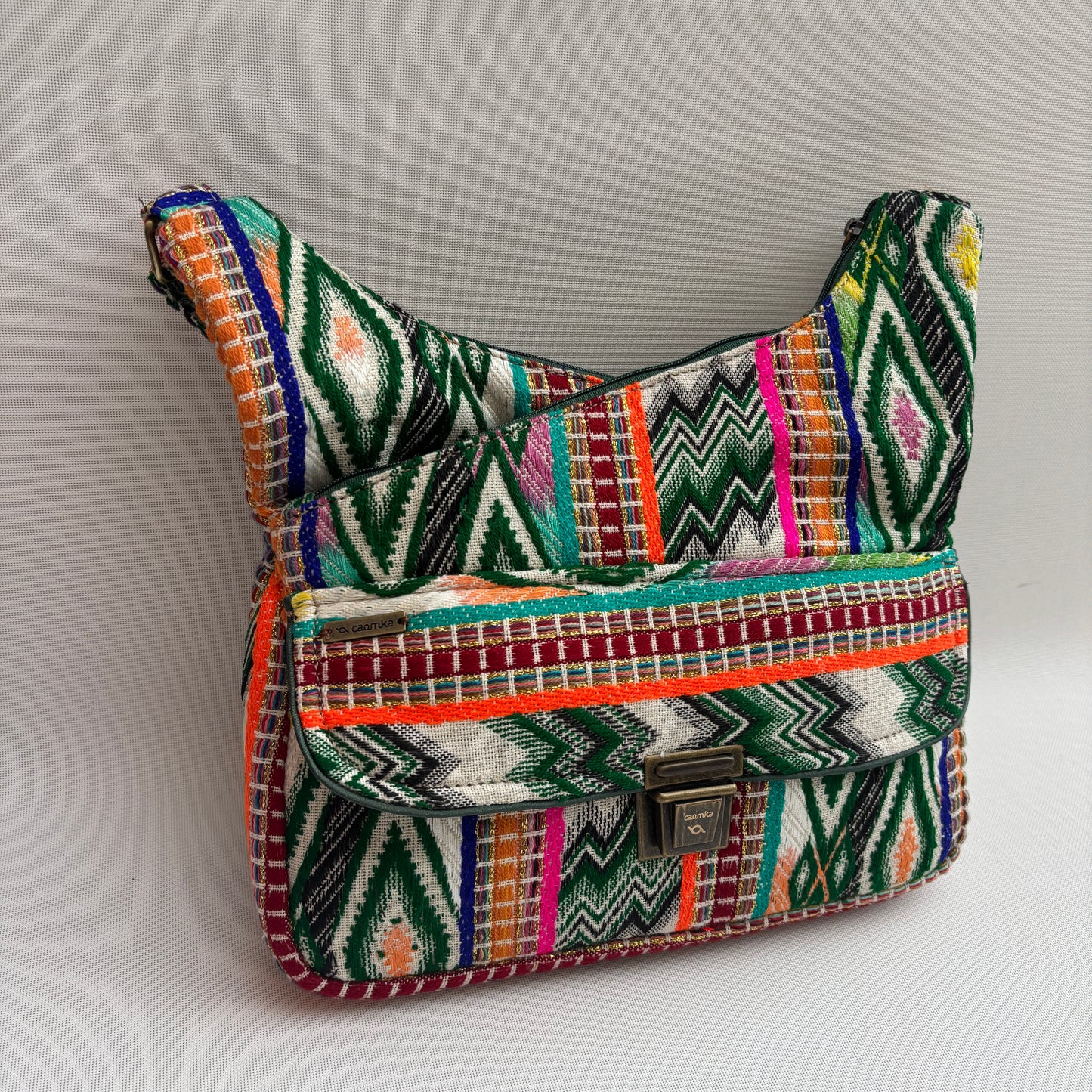 Bolso Bandolera Súper Caomka "Emerald Tribal Glow" · Pieza Única Núm. 18502