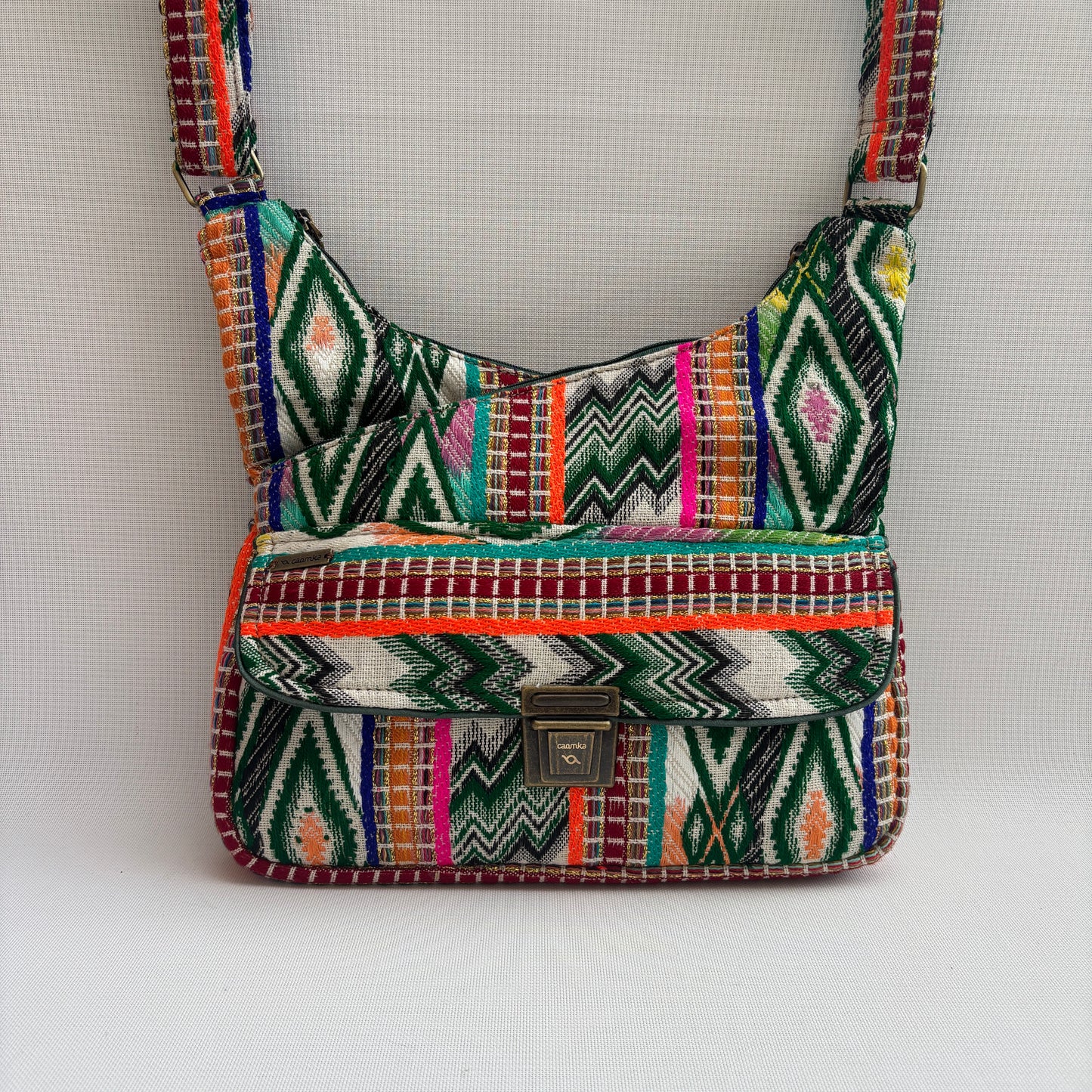 Bolso Bandolera Súper Caomka "Emerald Tribal Glow" · Pieza Única Núm. 18502