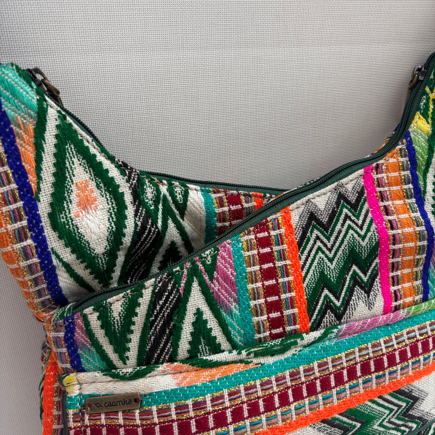 Bolso Bandolera Súper Caomka "Emerald Tribal Glow" · Pieza Única Núm. 18502