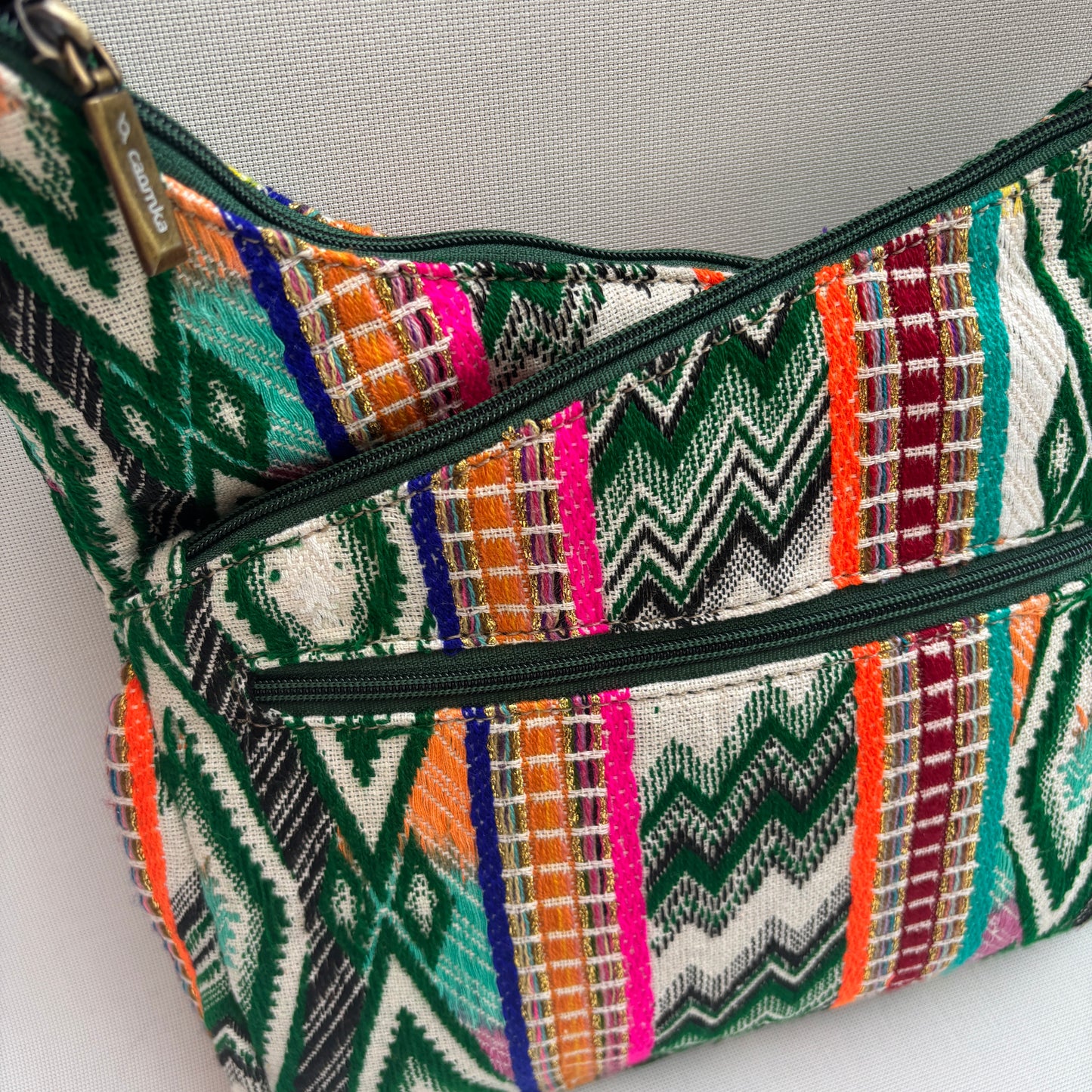 Bolso Bandolera Súper Caomka "Emerald Tribal Glow" · Pieza Única Núm. 18502