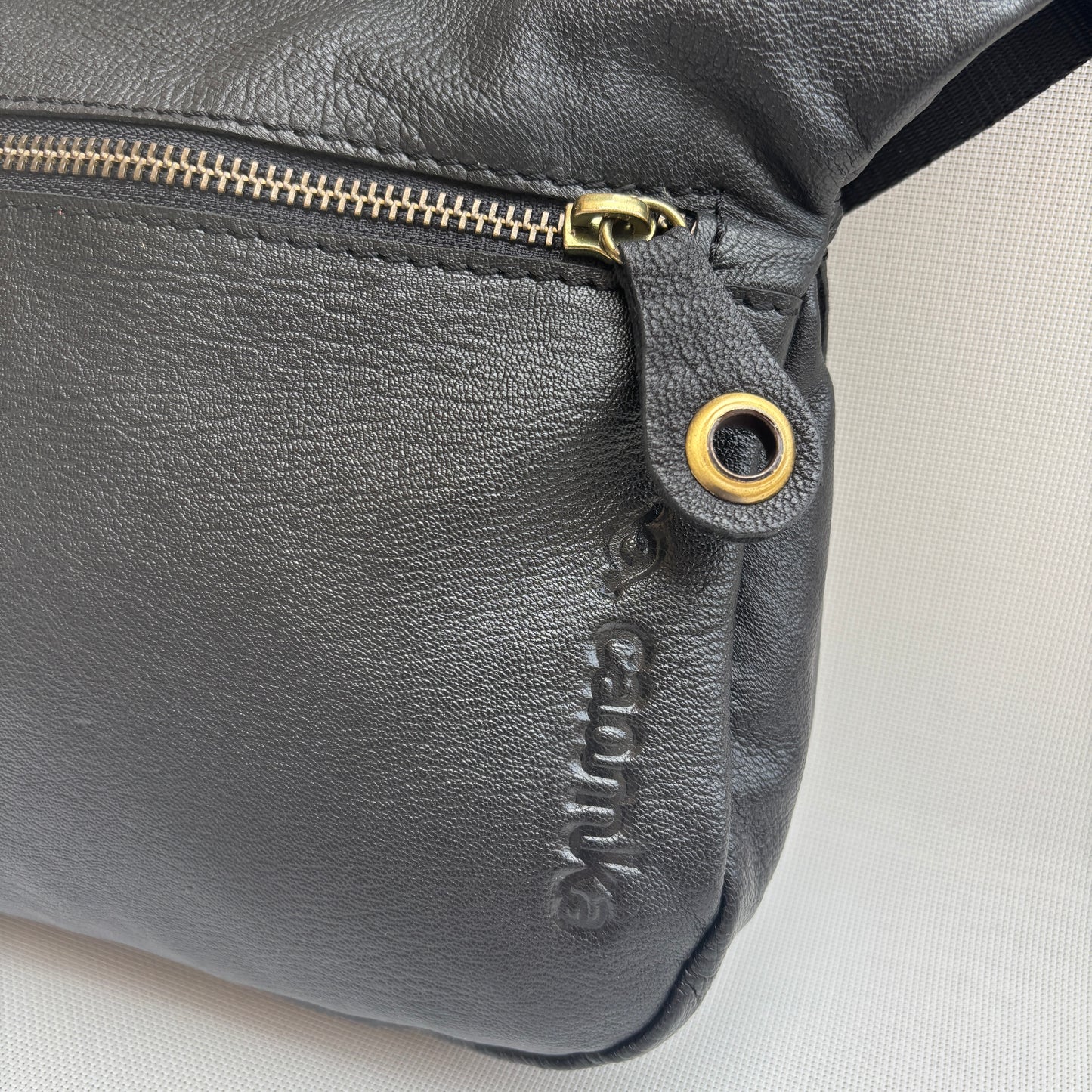 Riñonera "Premium Black & Old Gold" · Piel - Cuero · Pieza Exclusiva Núm. 16546