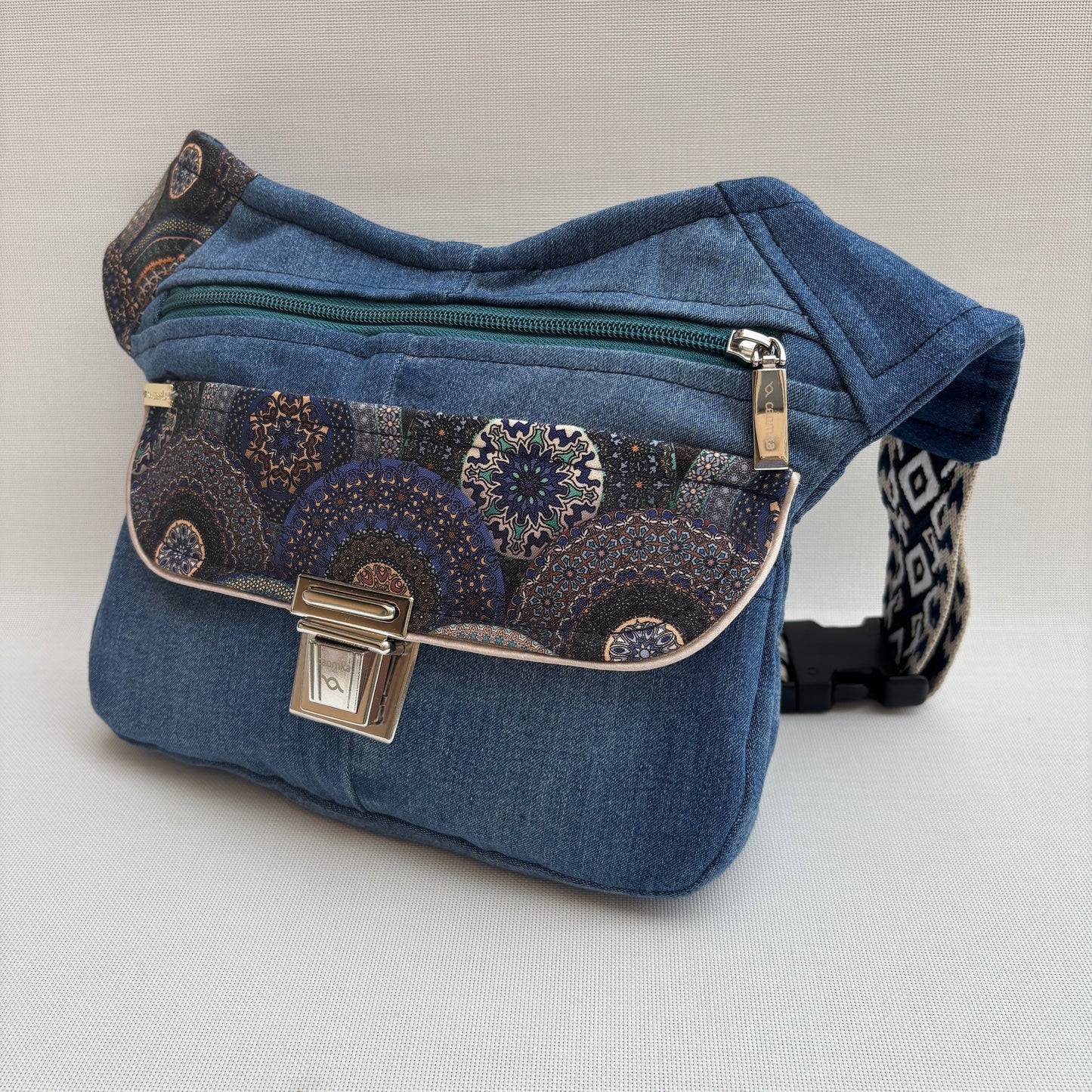 Riñonera "Jeans Mandalas Top" ♻️ Jeans Recycled ♻️ · Pieza Única Núm. 17915