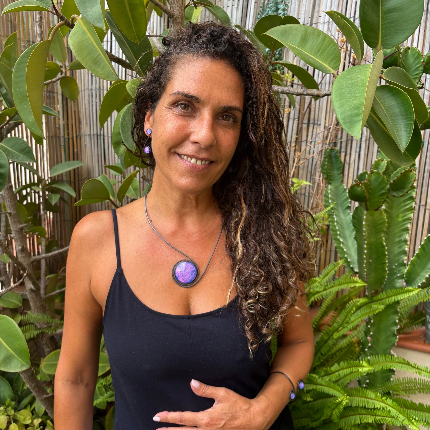 Collar "Sol Violeta" – Vidrio fundido y hierro forjado.