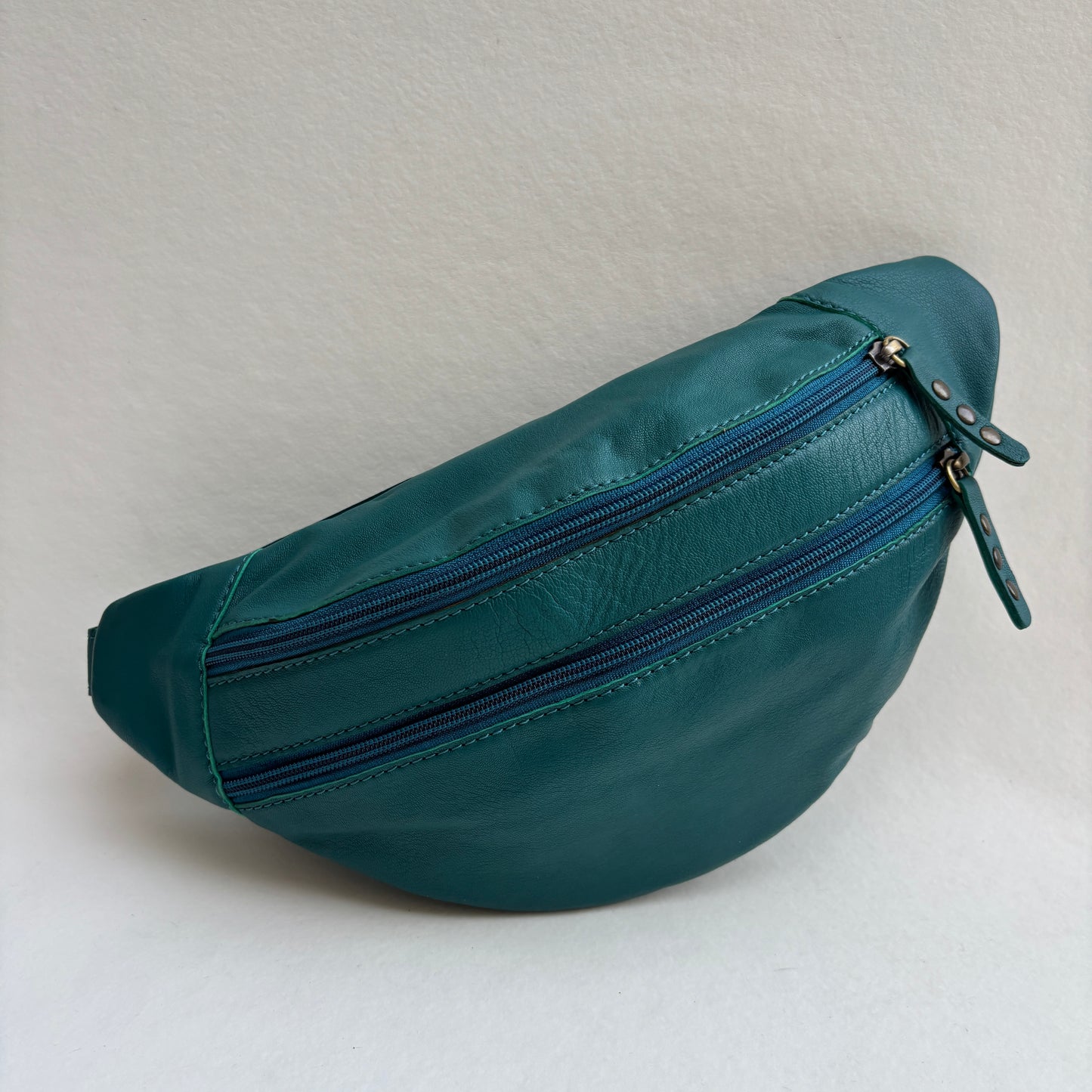 Premium Retro Chic Grün BioCuir® Naturleder Exklusivstück Nr. 12639