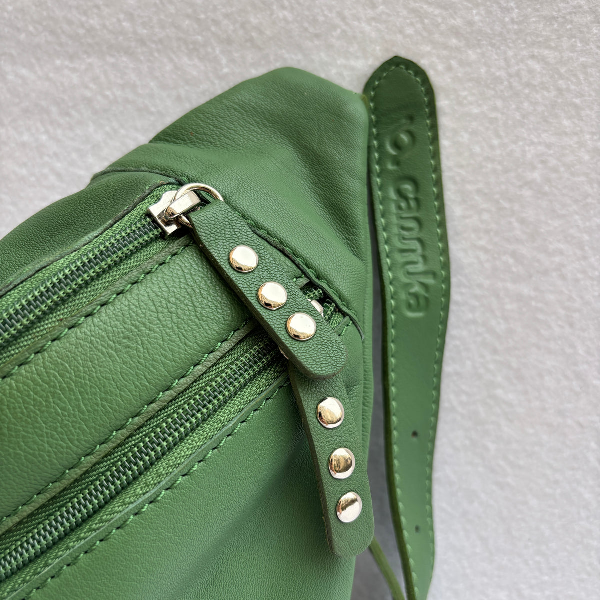Riñonera Retrochic "Classic Verde Oliva" · Piel · Pieza Exclusiva Núm. 19507