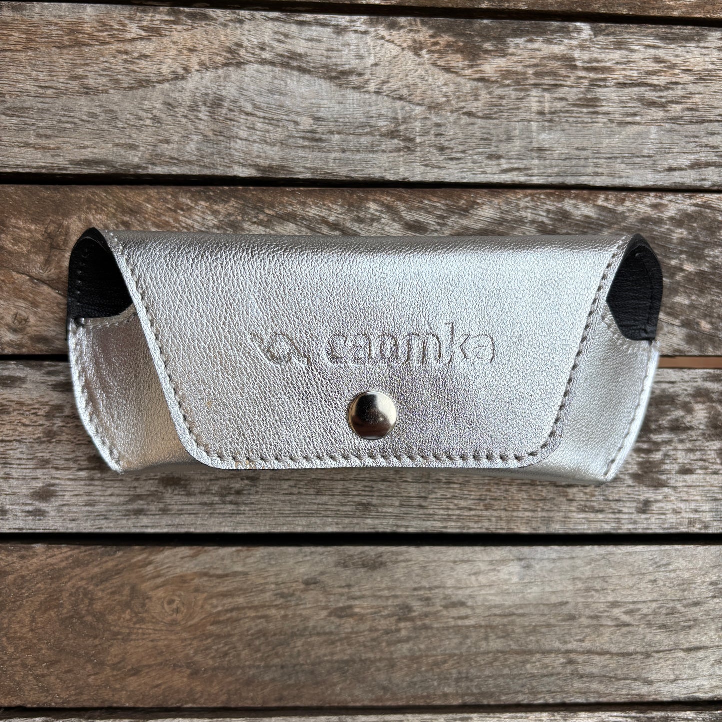 Estuche para gafas 100% de piel en color: "Plata Metalizado" · Pieza exclusiva núm. 18579