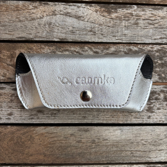 Estuche para gafas 100% de piel en color: "Plata Metalizado" · Pieza exclusiva núm. 18579