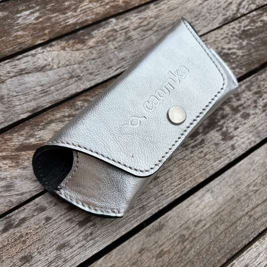 Estuche para gafas 100% de piel en color: "Plata Metalizado" · Pieza exclusiva núm. 18579