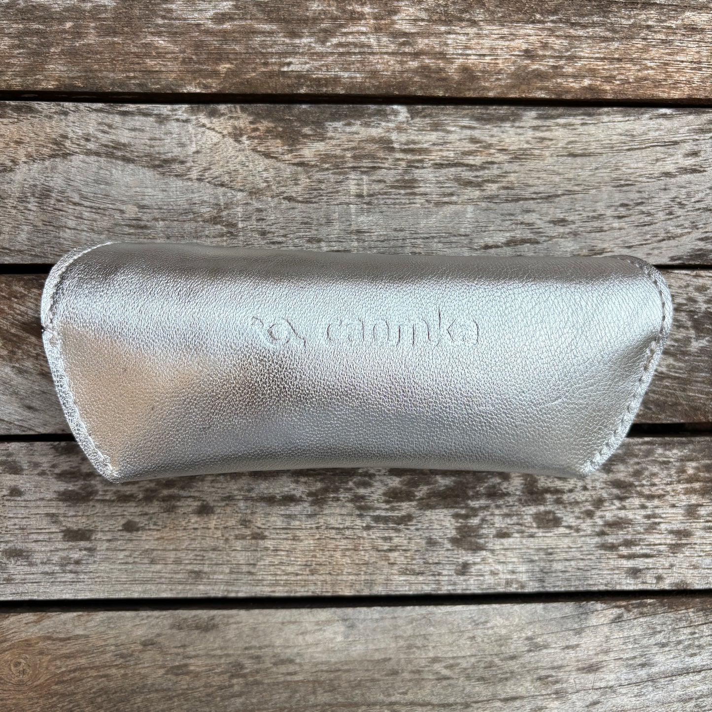 Estuche para gafas 100% de piel en color: "Plata Metalizado" · Pieza exclusiva núm. 18579