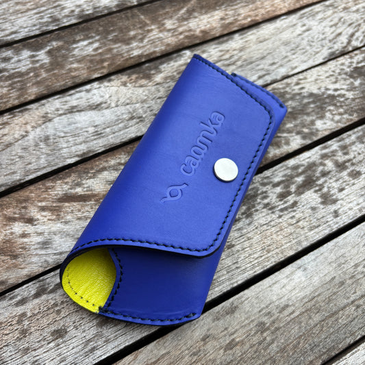 Estuche para gafas 100% de piel en color contrastado: "Azul eléctrico" · Pieza exclusiva núm. 18577