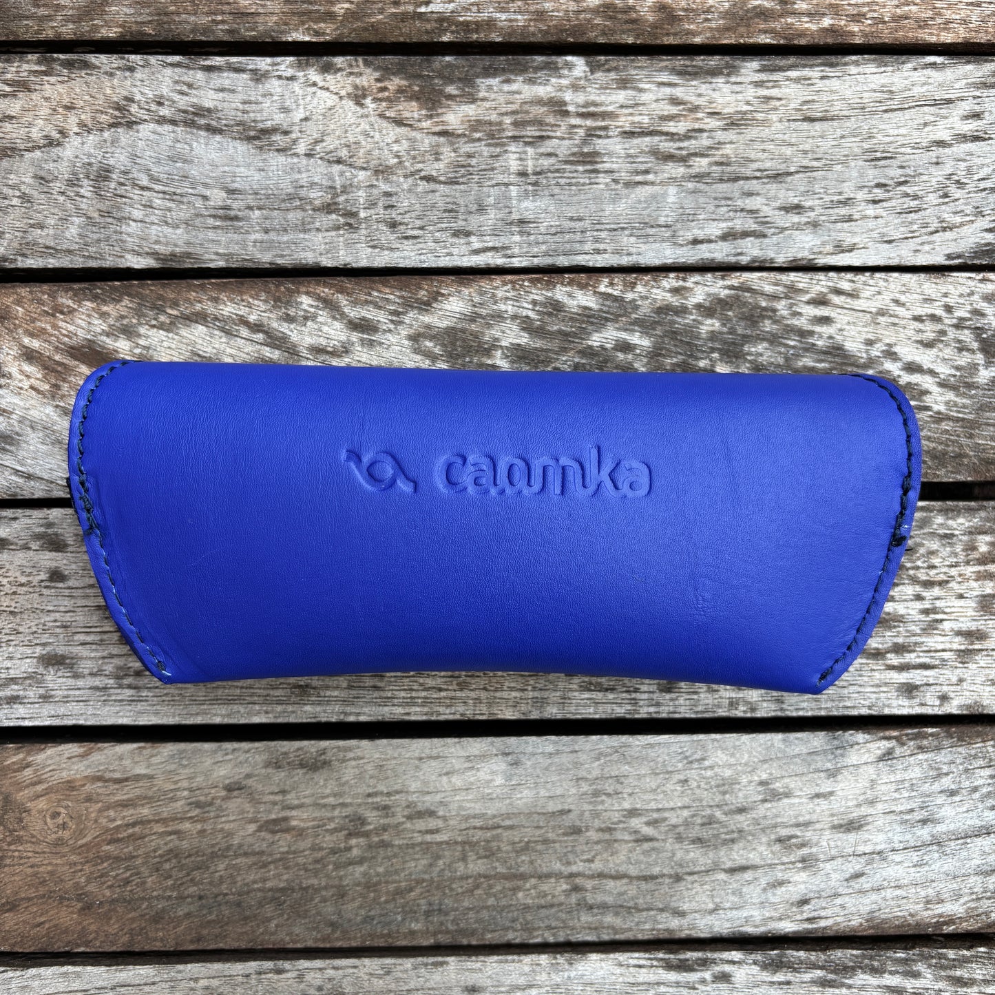 Estuche para gafas 100% de piel en color contrastado: "Azul eléctrico" · Pieza exclusiva núm. 18577