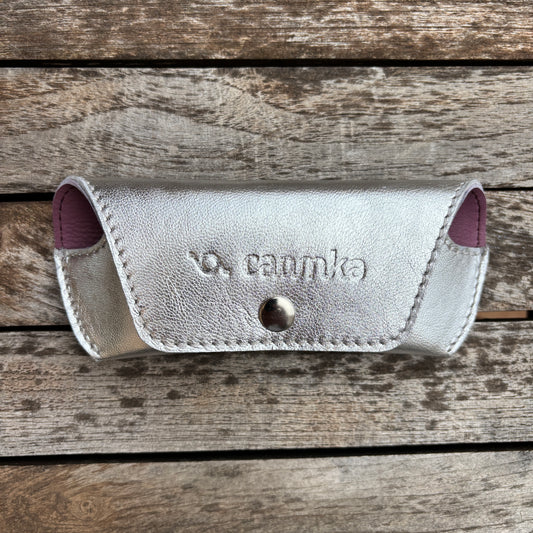Estuche para gafas 100% de piel en color: "Plata Metalizado" · Pieza exclusiva núm. 18575