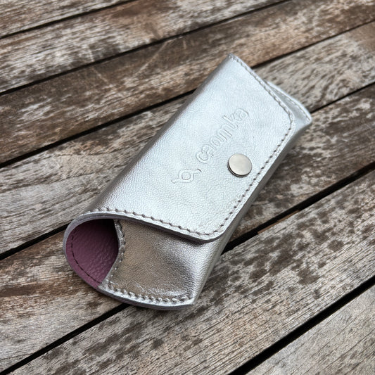 Estuche para gafas 100% de piel en color: "Plata Metalizado" · Pieza exclusiva núm. 18575